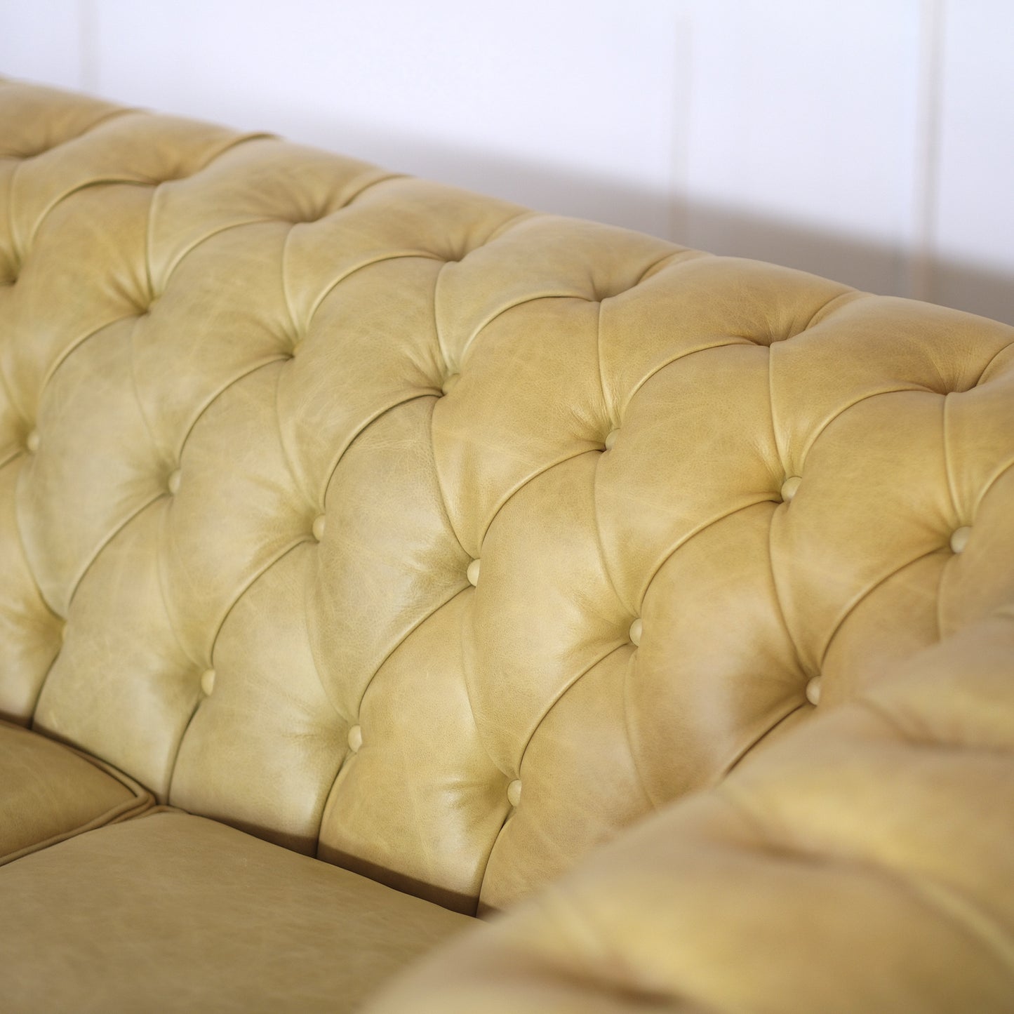 Chester Sofa Narbenleder Senfgelb Antik-Effekt