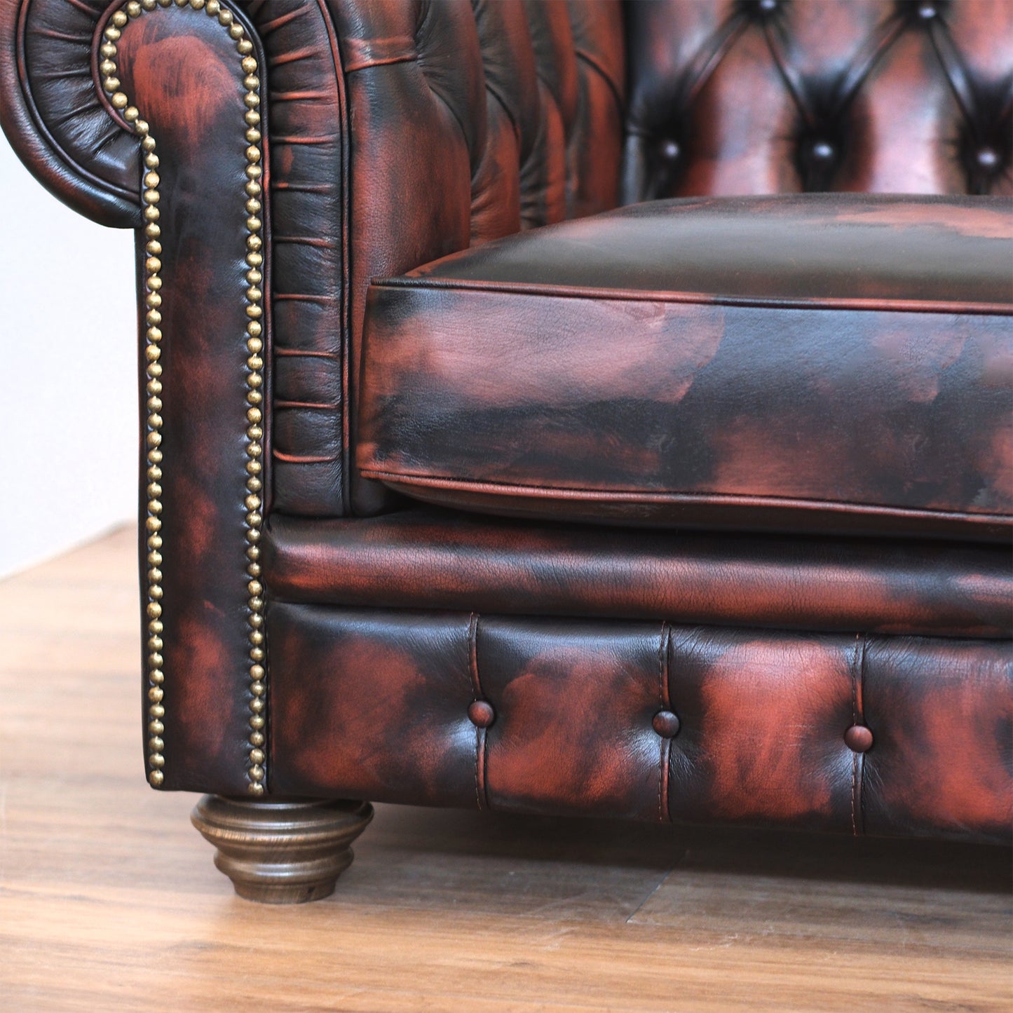 Canapé Chester en cuir pleine fleur bordeaux, style old America, finition main