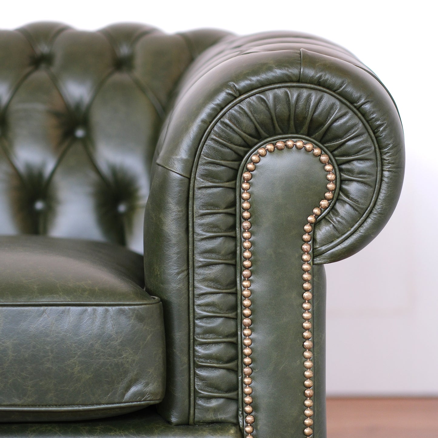Canapé d'angle Chesterfield en cuir vert anglais première fleur avec clous antiques