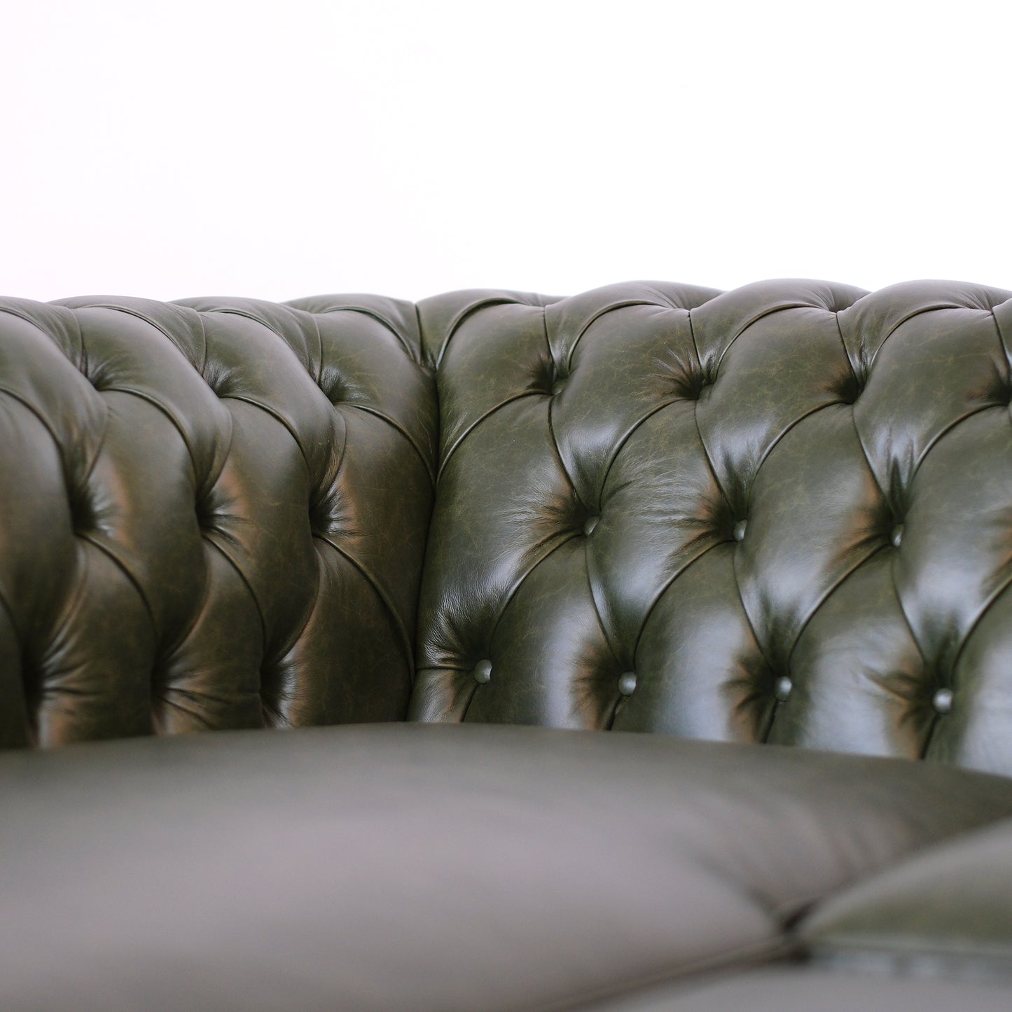 Canapé d'angle Chesterfield en cuir vert anglais première fleur avec clous antiques