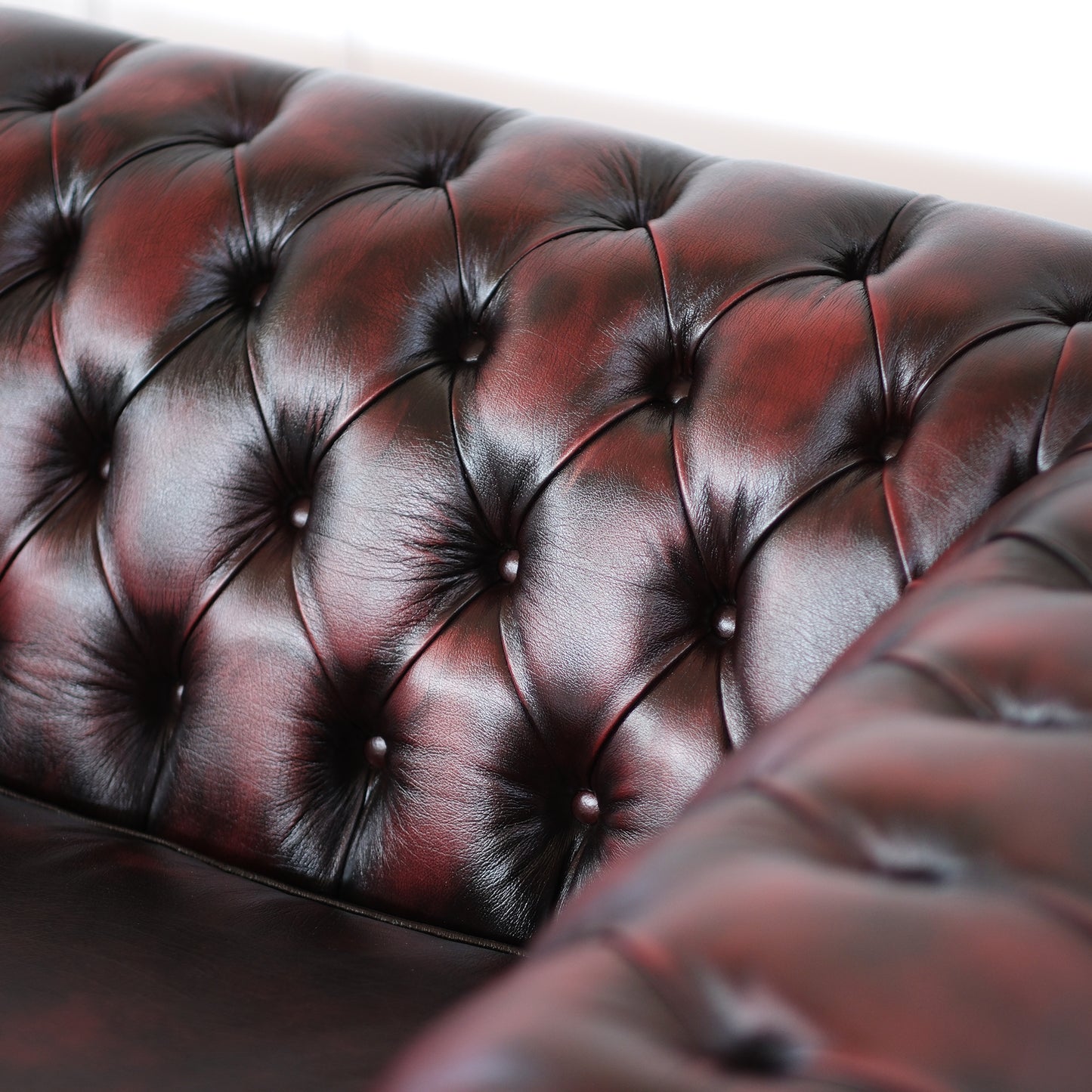 Canapé Chester en cuir pleine fleur bordeaux, style old America, finition main
