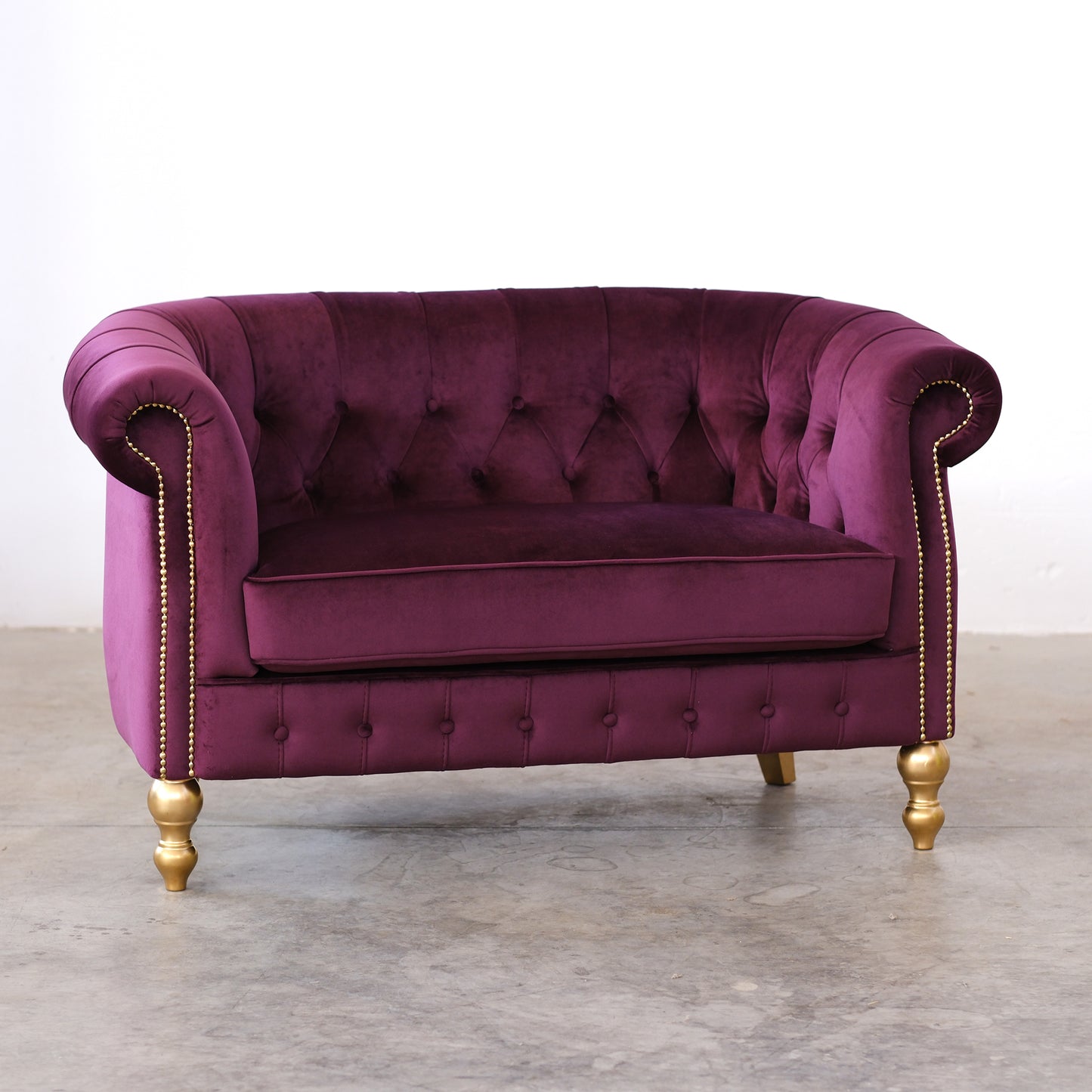 Divano Chesterino in velluto viola con gambe e borchie oro