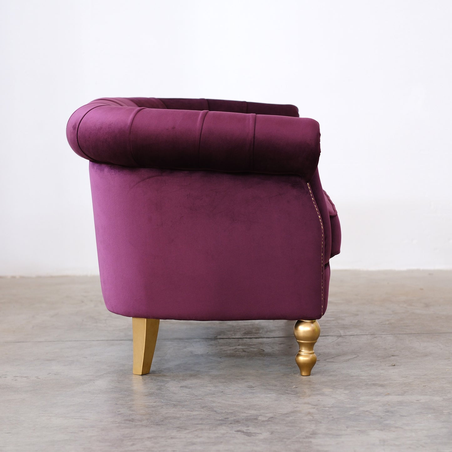 Divano Chesterino in velluto viola con gambe e borchie oro