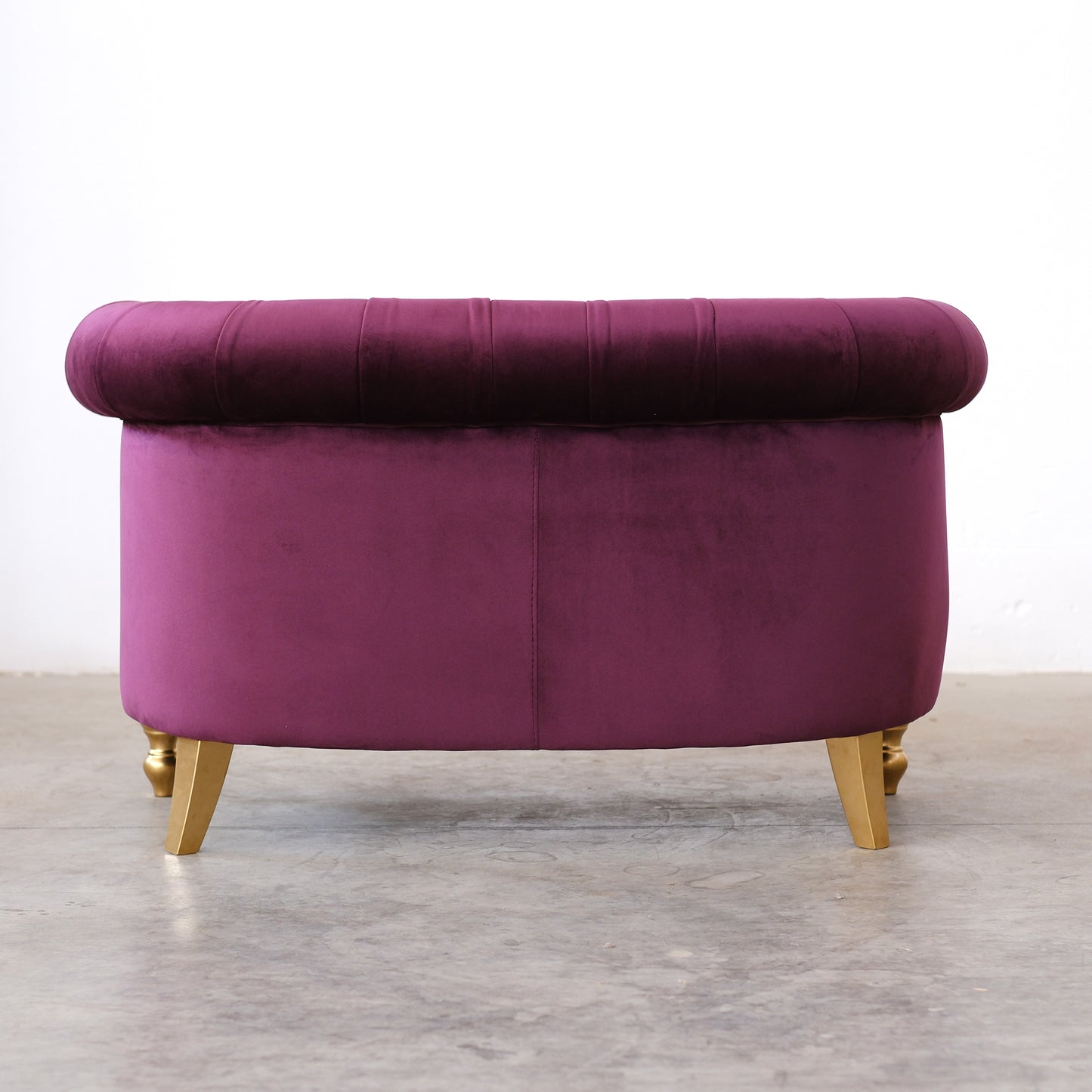 Divano Chesterino in velluto viola con gambe e borchie oro
