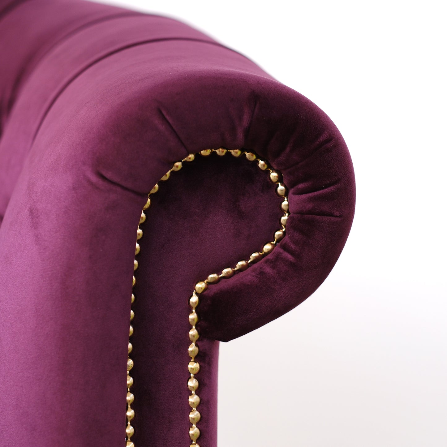 Divano Chesterino in velluto viola con gambe e borchie oro