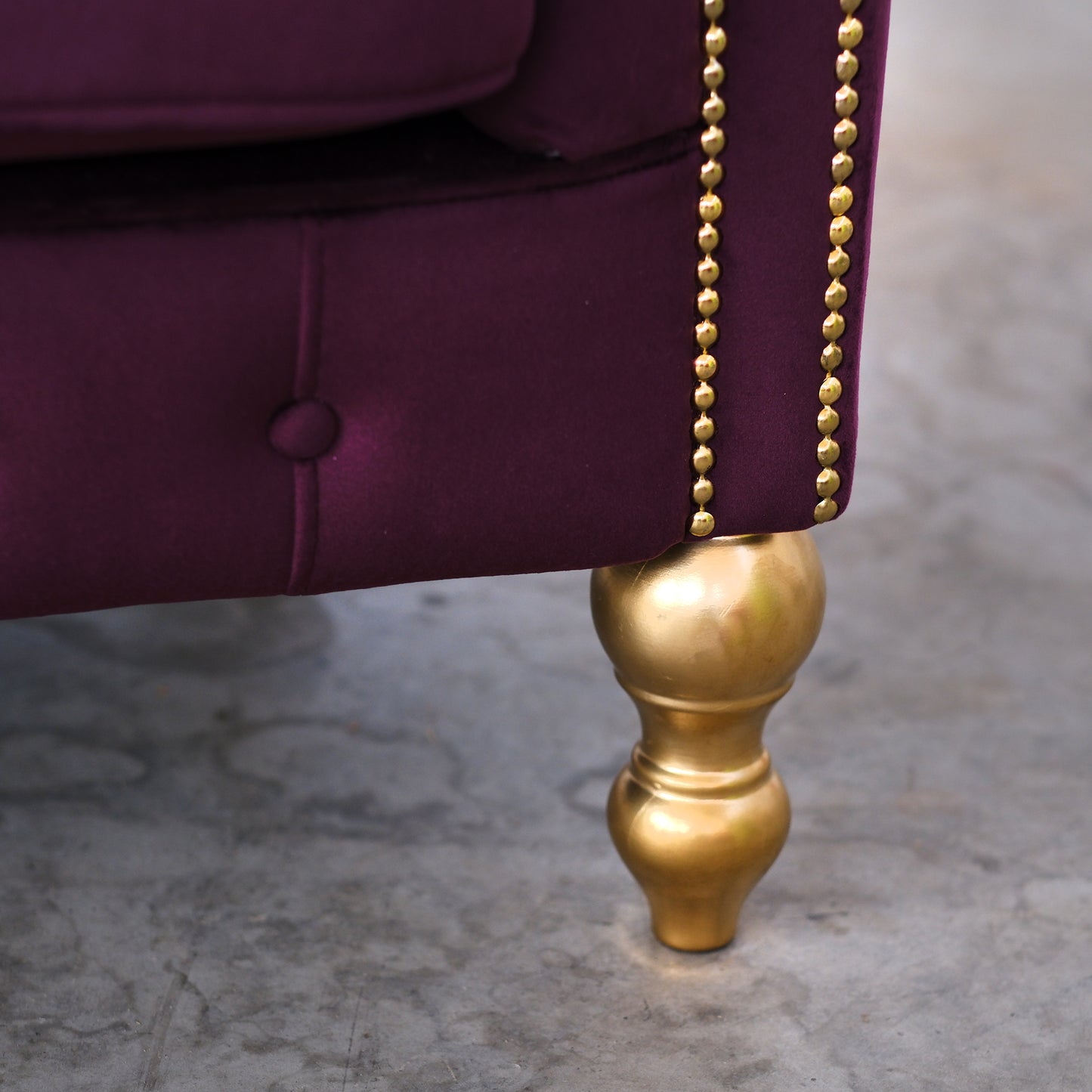 Divano Chesterino in velluto viola con gambe e borchie oro