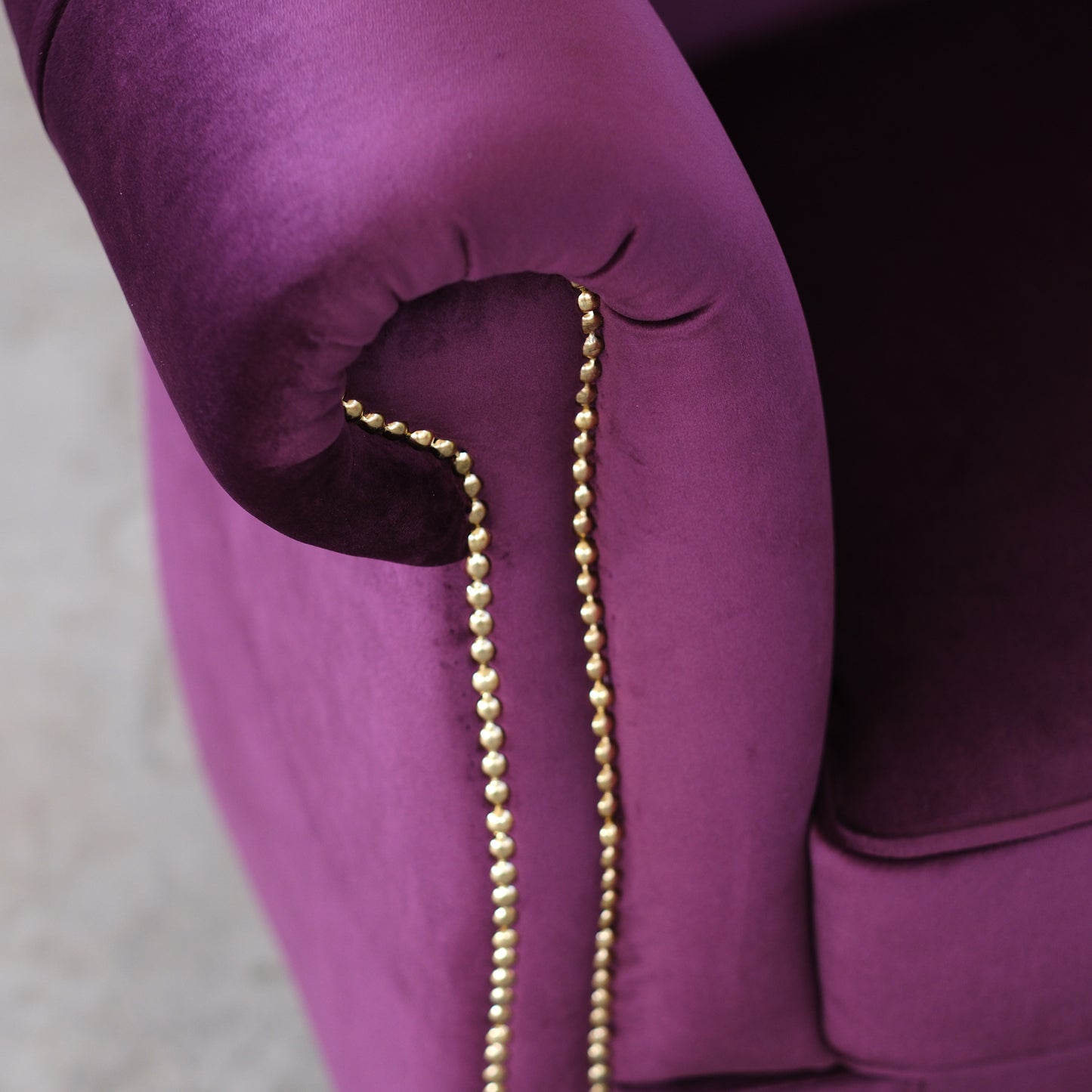 Divano Chesterino in velluto viola con gambe e borchie oro