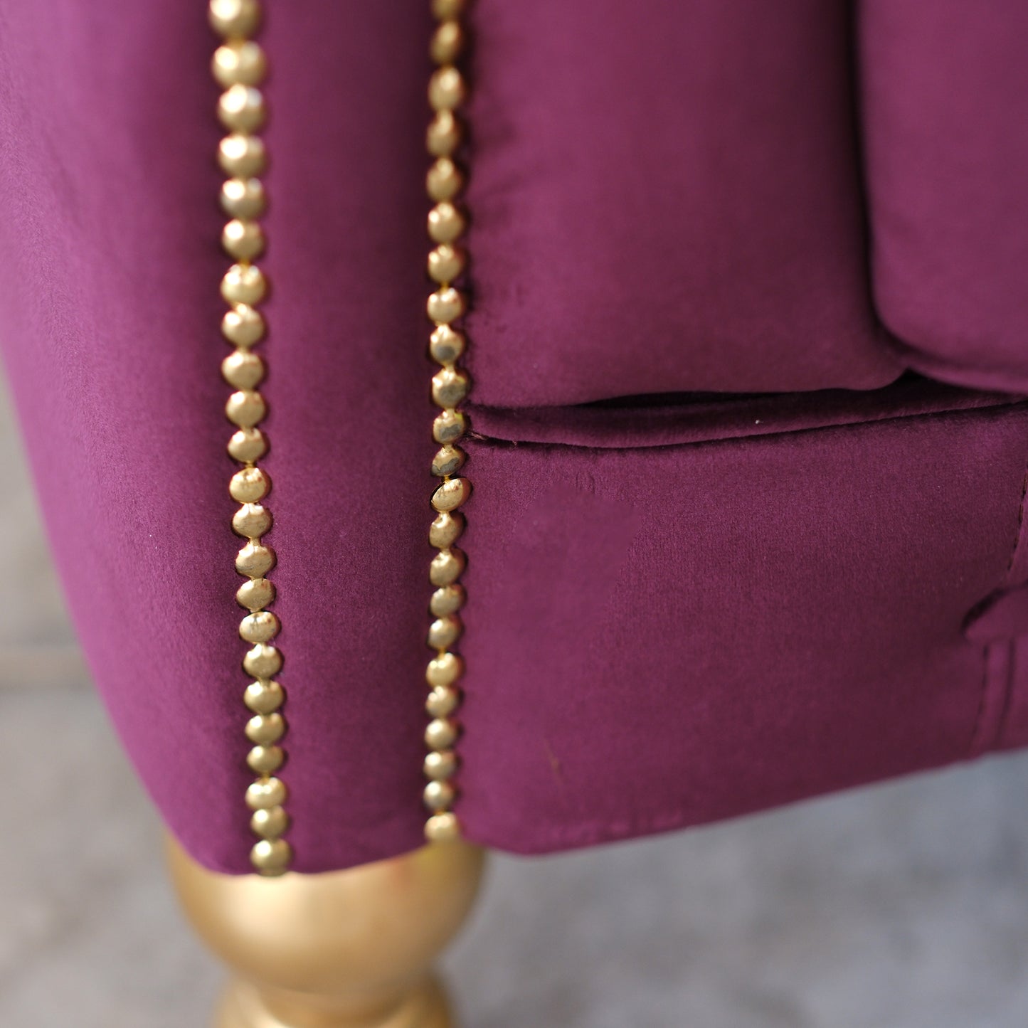 Divano Chesterino in velluto viola con gambe e borchie oro