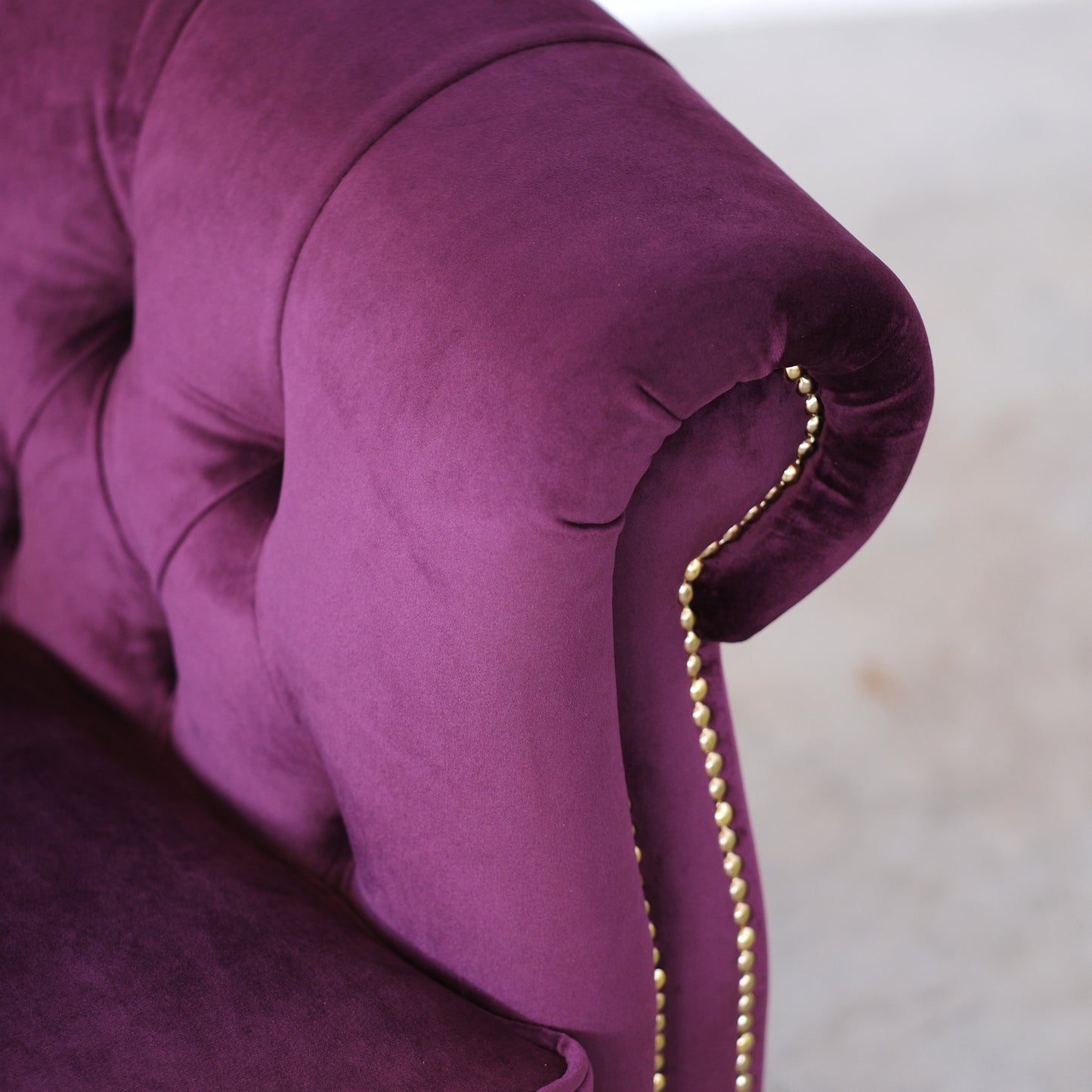Divano Chesterino in velluto viola con gambe e borchie oro