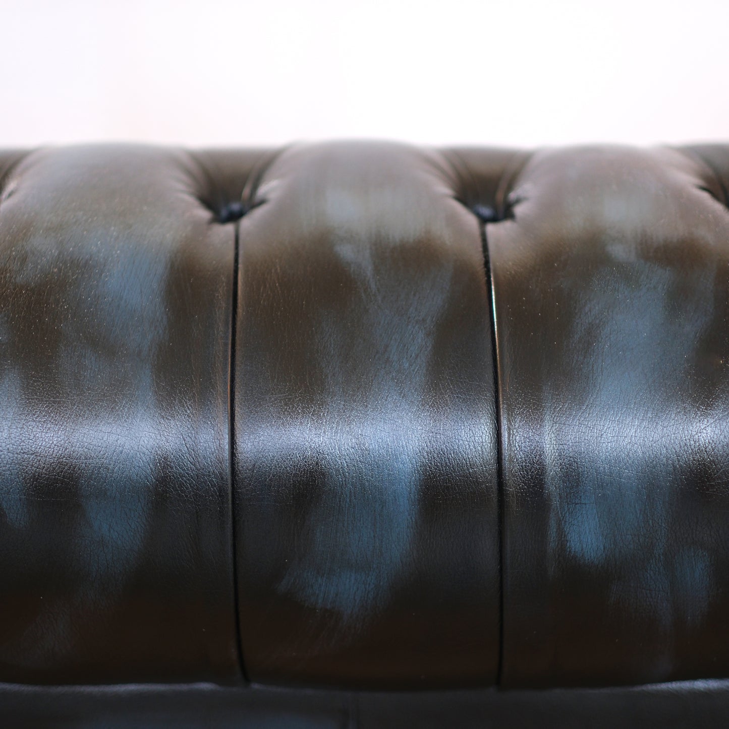 Divano Chesterfield pelle fiore blu stile old America rifinita a mano