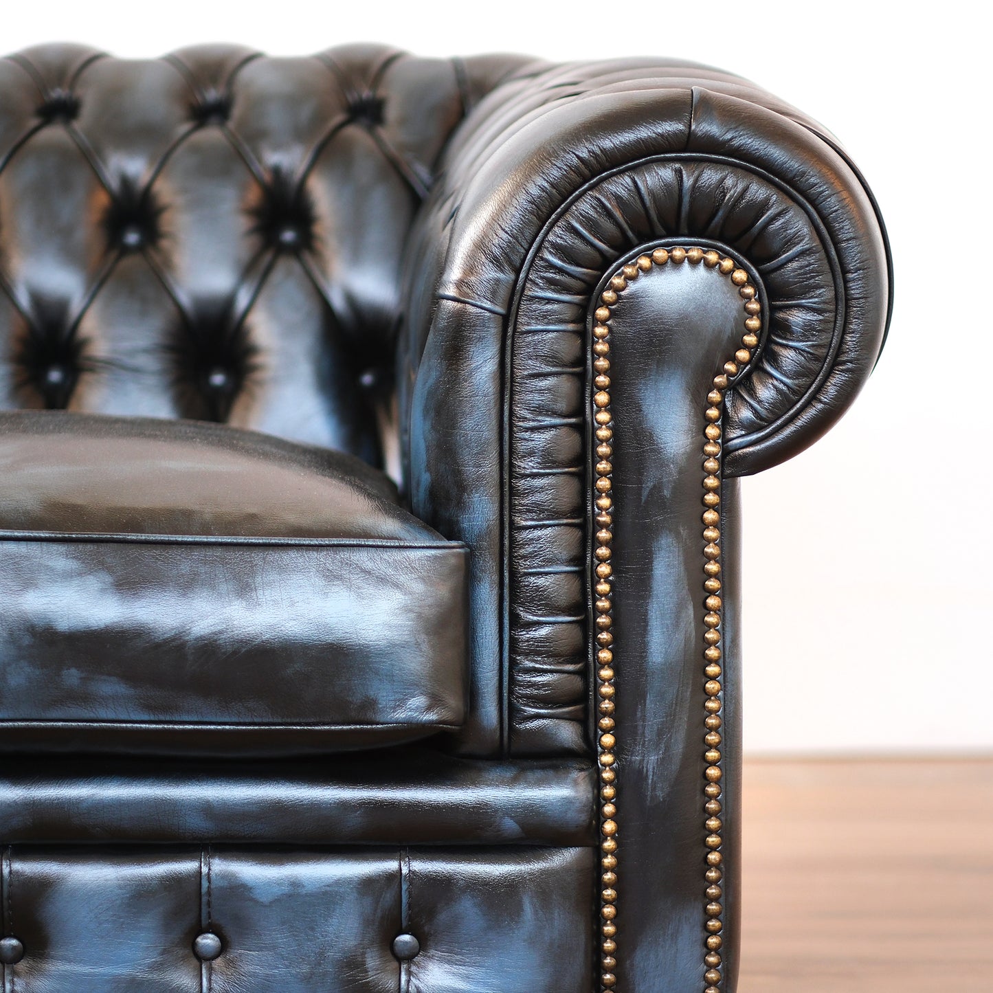 Chester-Sofa aus blauem Narbenleder im alten amerikanischen Stil, handgefertigt