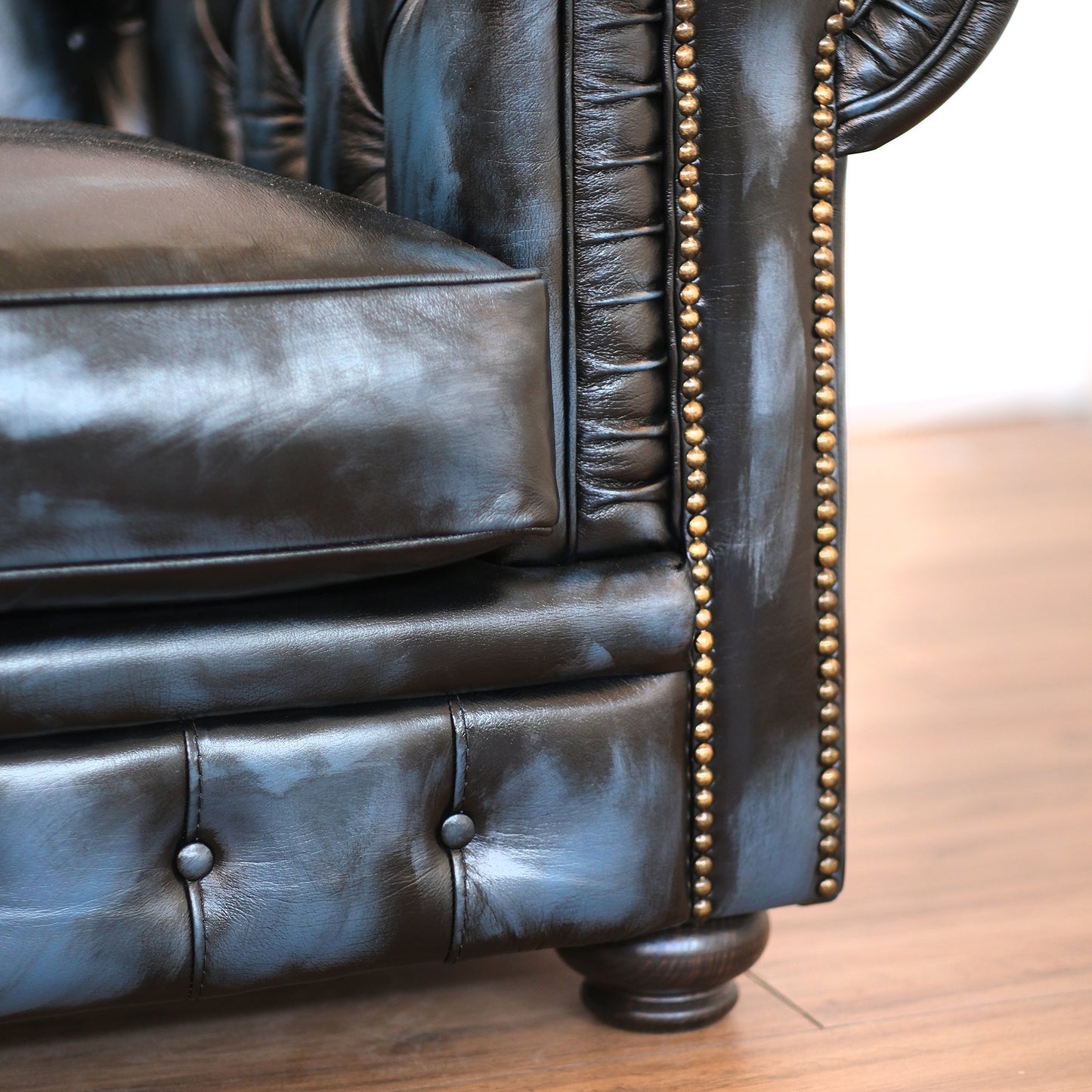 Chester-Sofa aus blauem Narbenleder im alten amerikanischen Stil, handgefertigt
