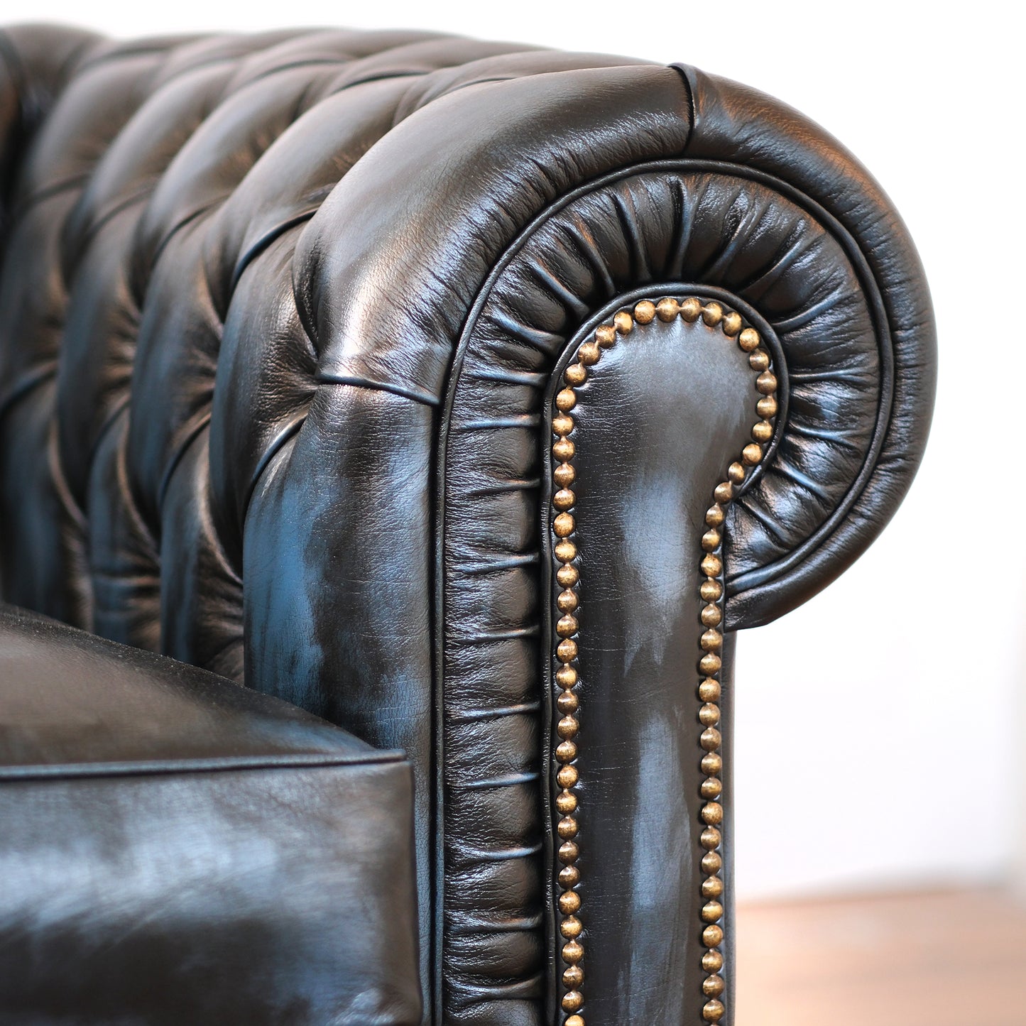 Chester-Sofa aus blauem Narbenleder im alten amerikanischen Stil, handgefertigt