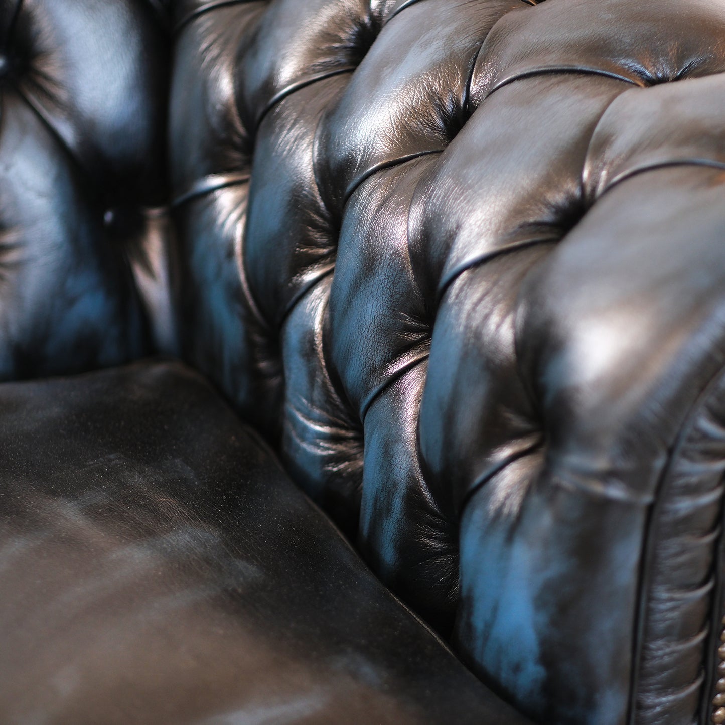Chester-Sofa aus blauem Narbenleder im alten amerikanischen Stil, handgefertigt