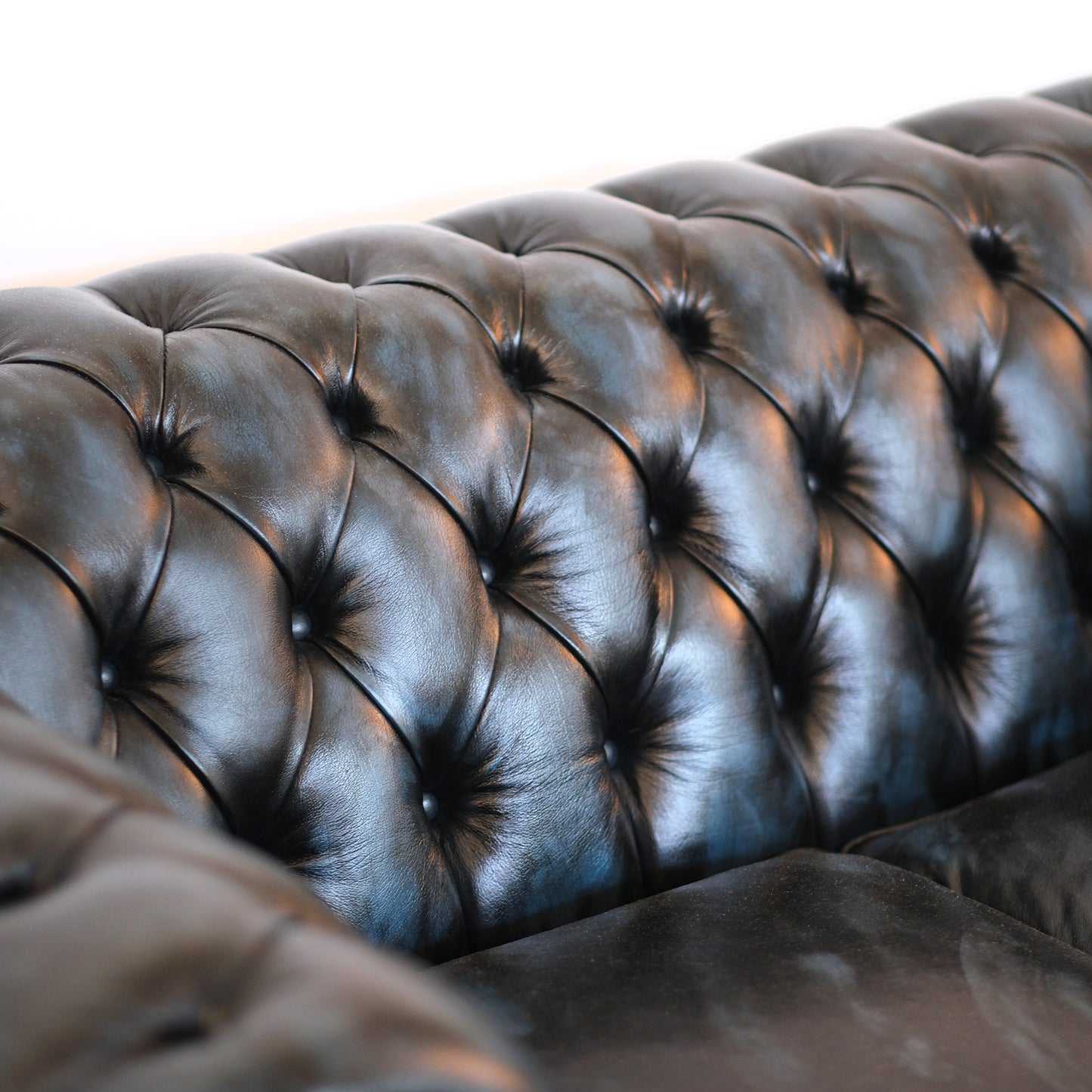 Chester-Sofa aus blauem Narbenleder im alten amerikanischen Stil, handgefertigt