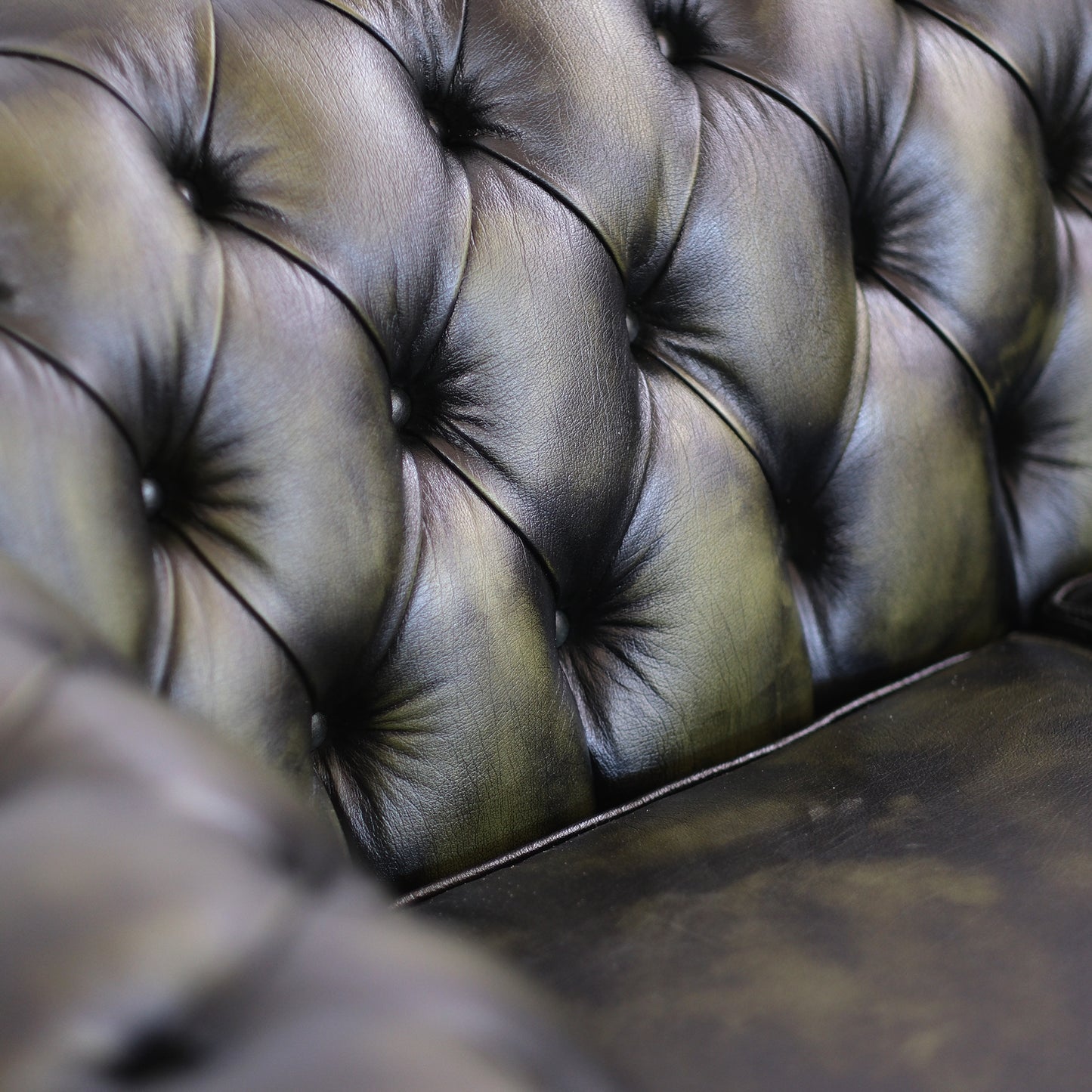 Fauteuil Chester en cuir grainé vert de style Old America, fini à la main