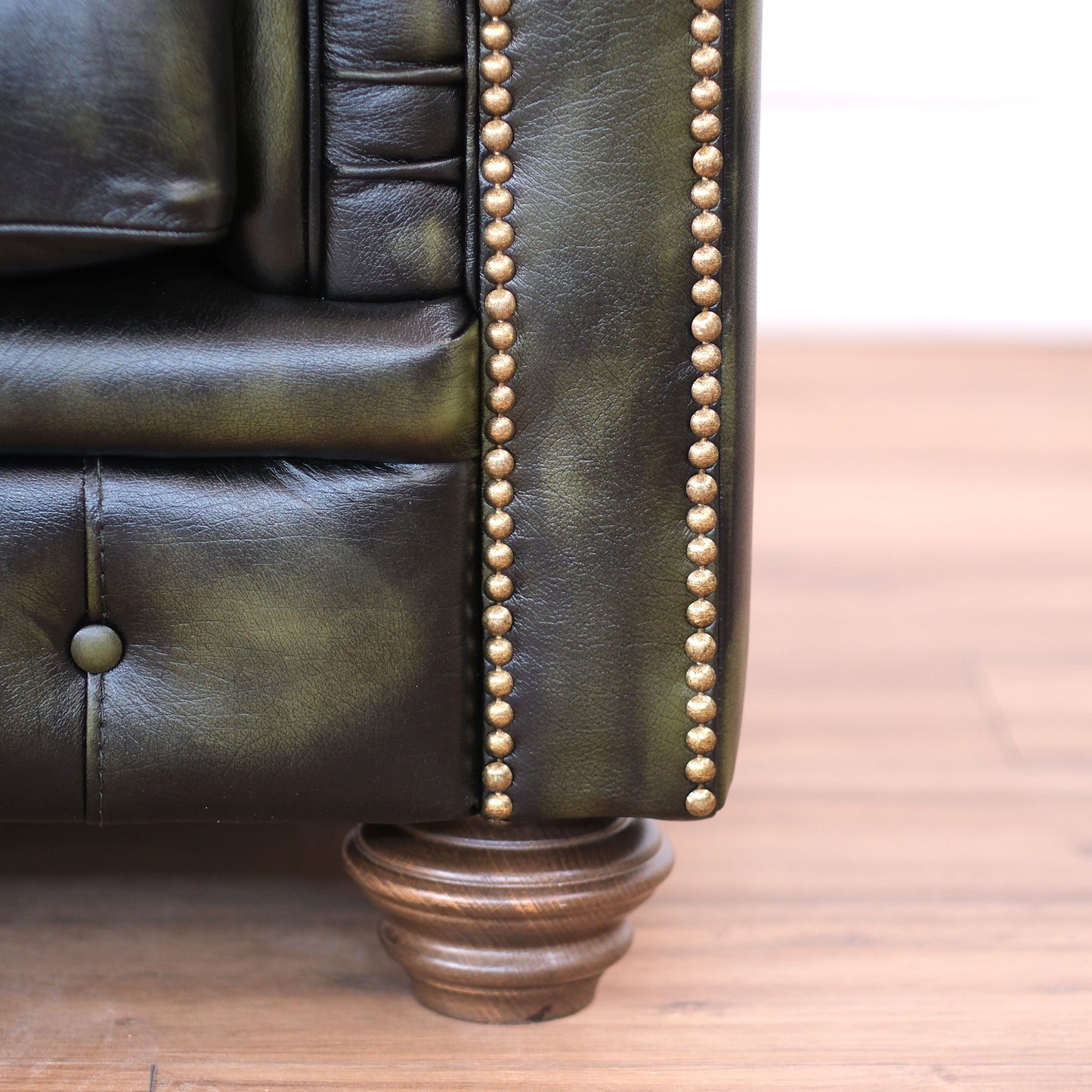 Fauteuil Chester en cuir grainé vert de style Old America, fini à la main