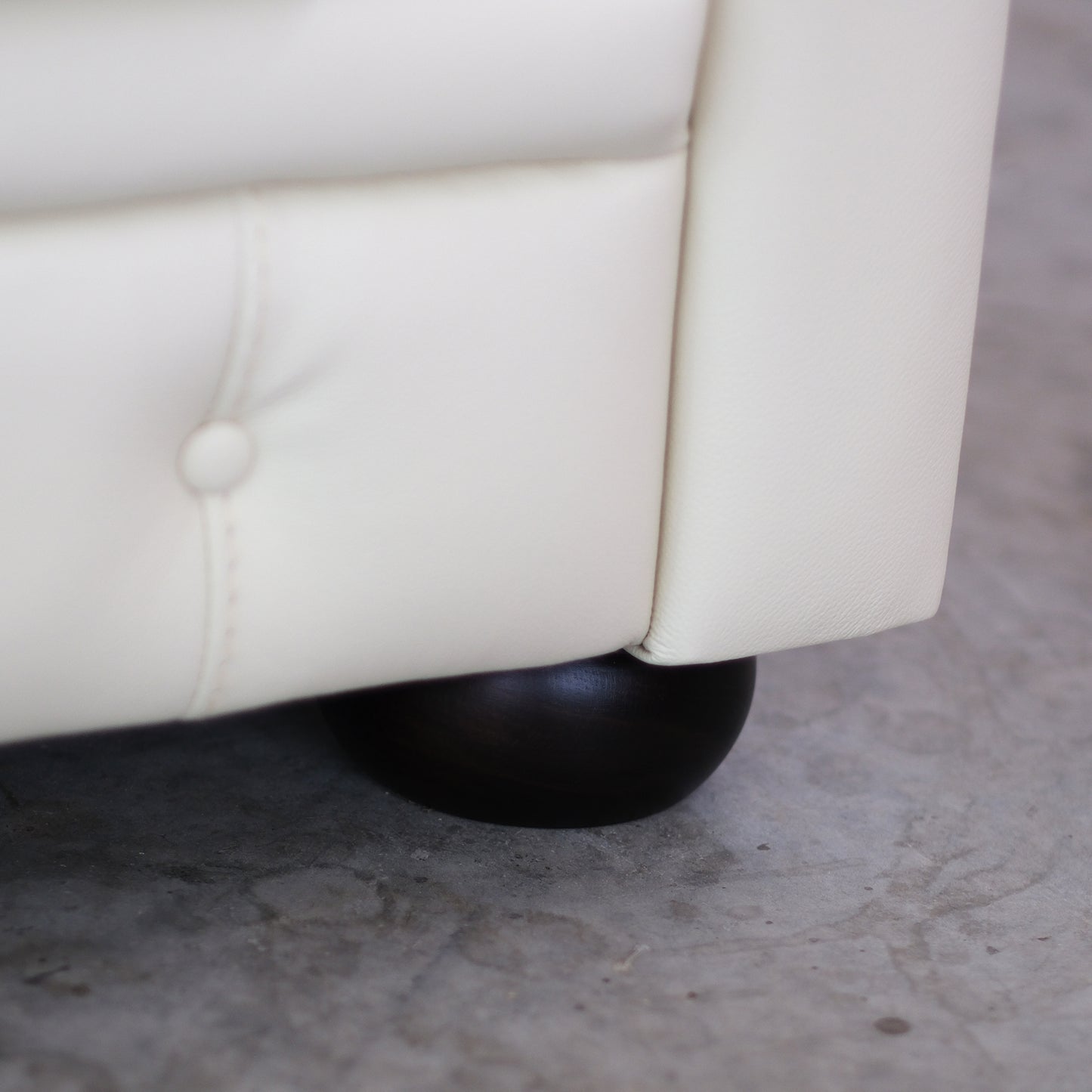 Chester Sofa Maxi Leder Flower Cremeweiß