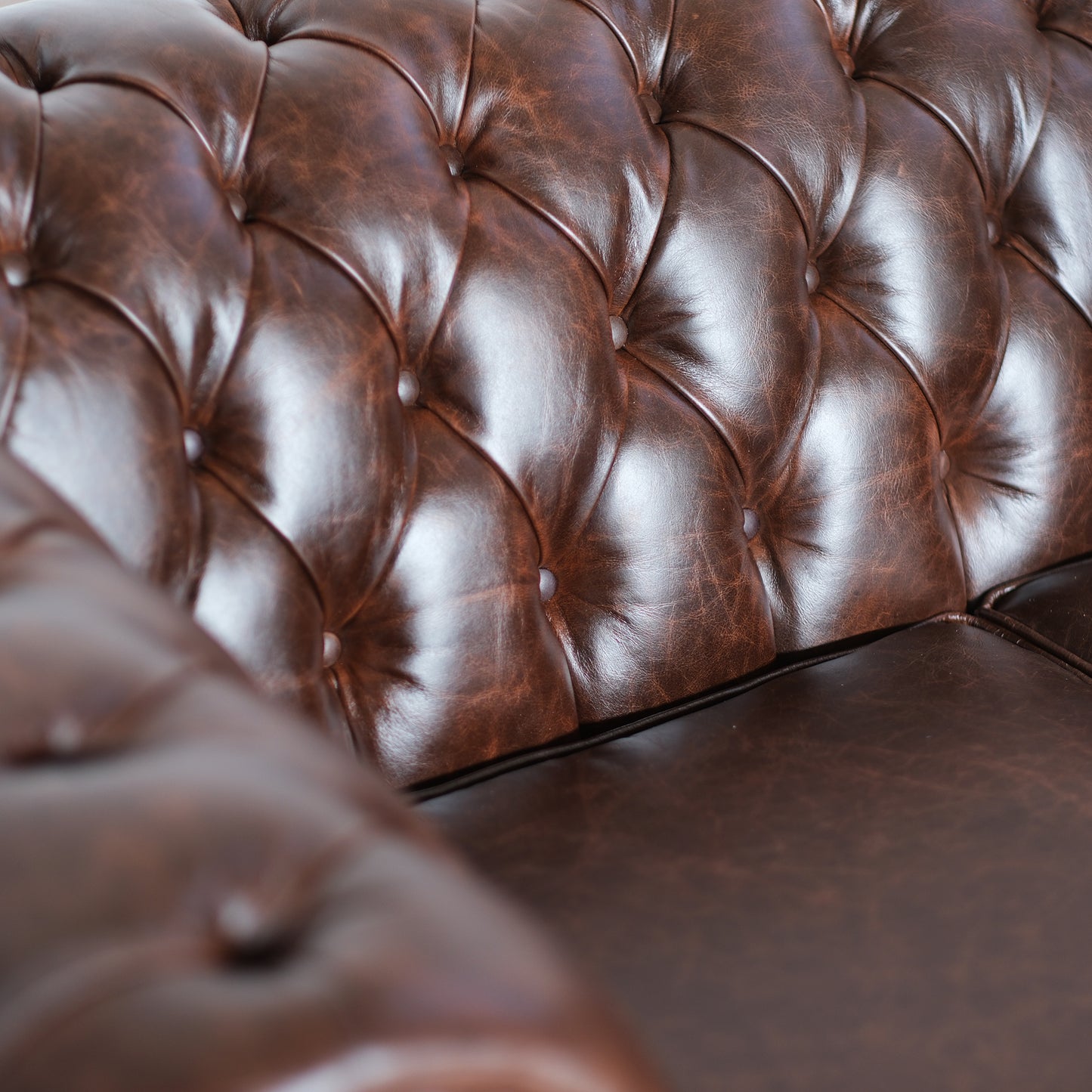 Chester Sofa dunkelbraunes Narbenleder