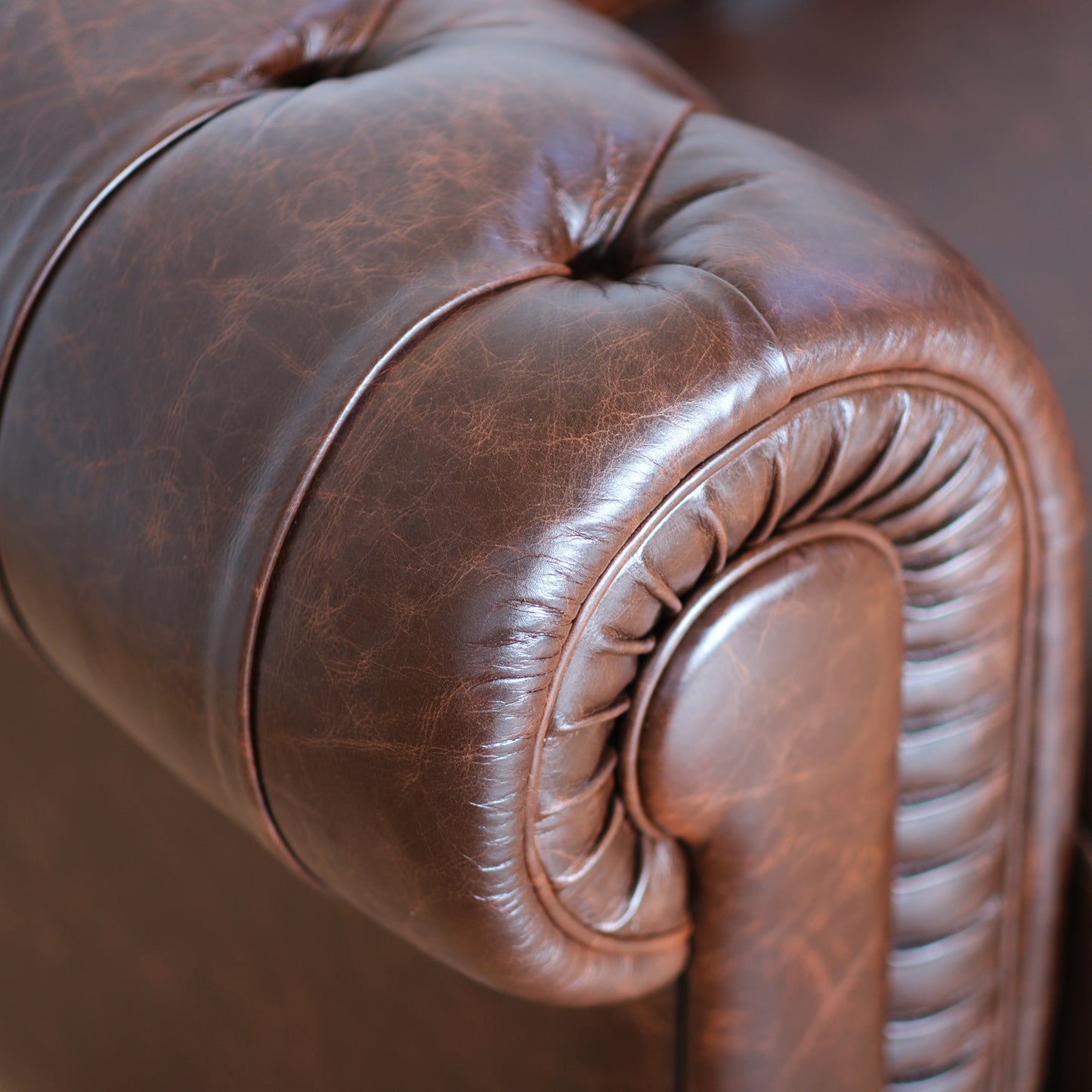 Chester Sofa dunkelbraunes Narbenleder