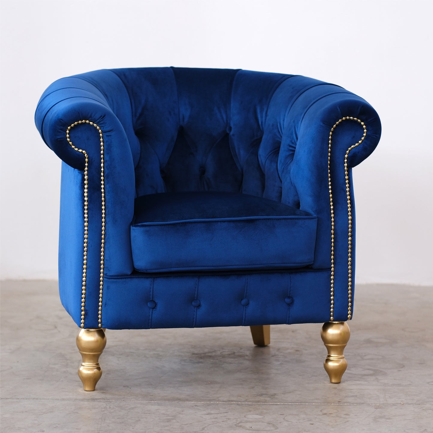 Poltrona Chesterina in velluto blu con gambe e borchie oro