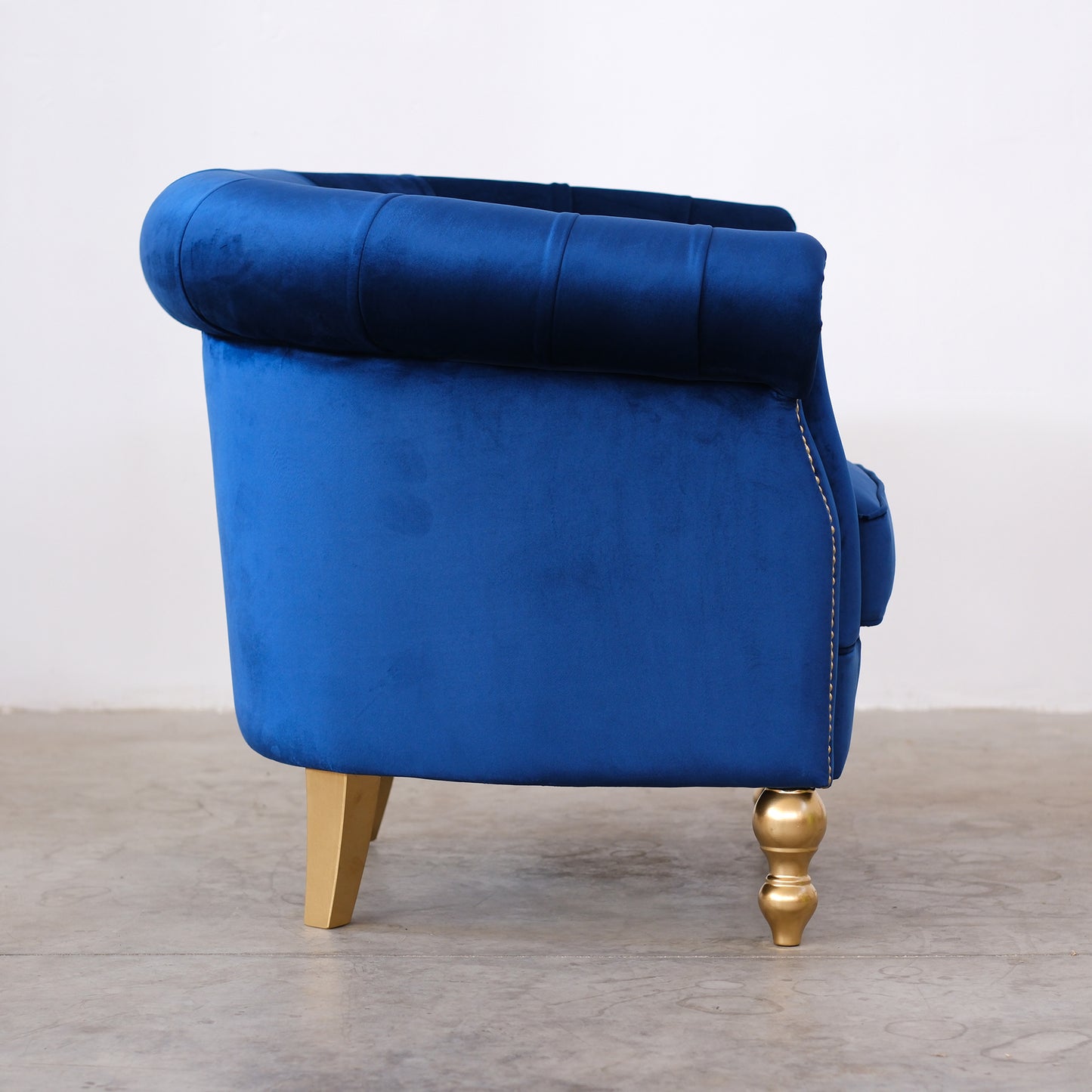 Poltrona Chesterina in velluto blu con gambe e borchie oro