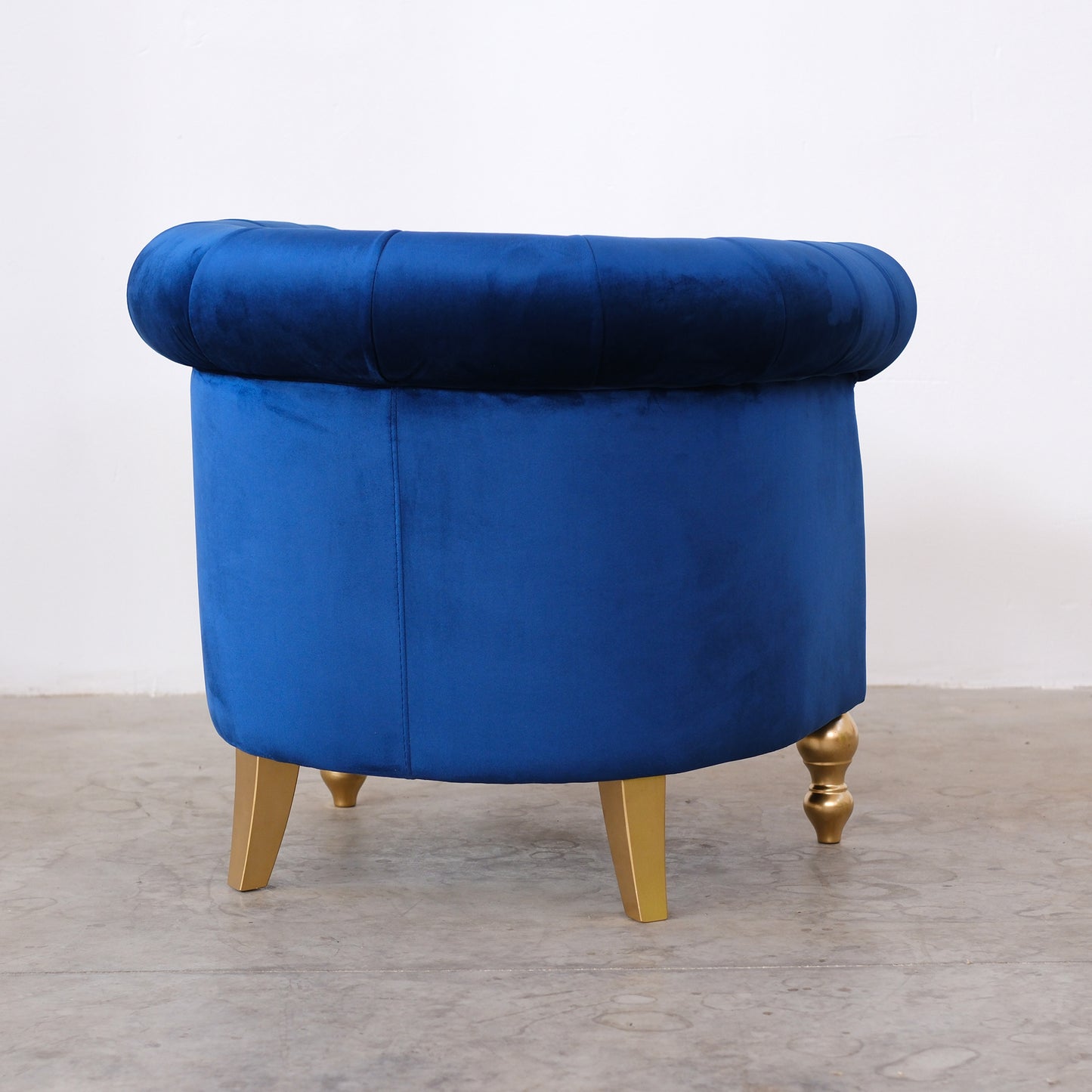 Poltrona Chesterina in velluto blu con gambe e borchie oro