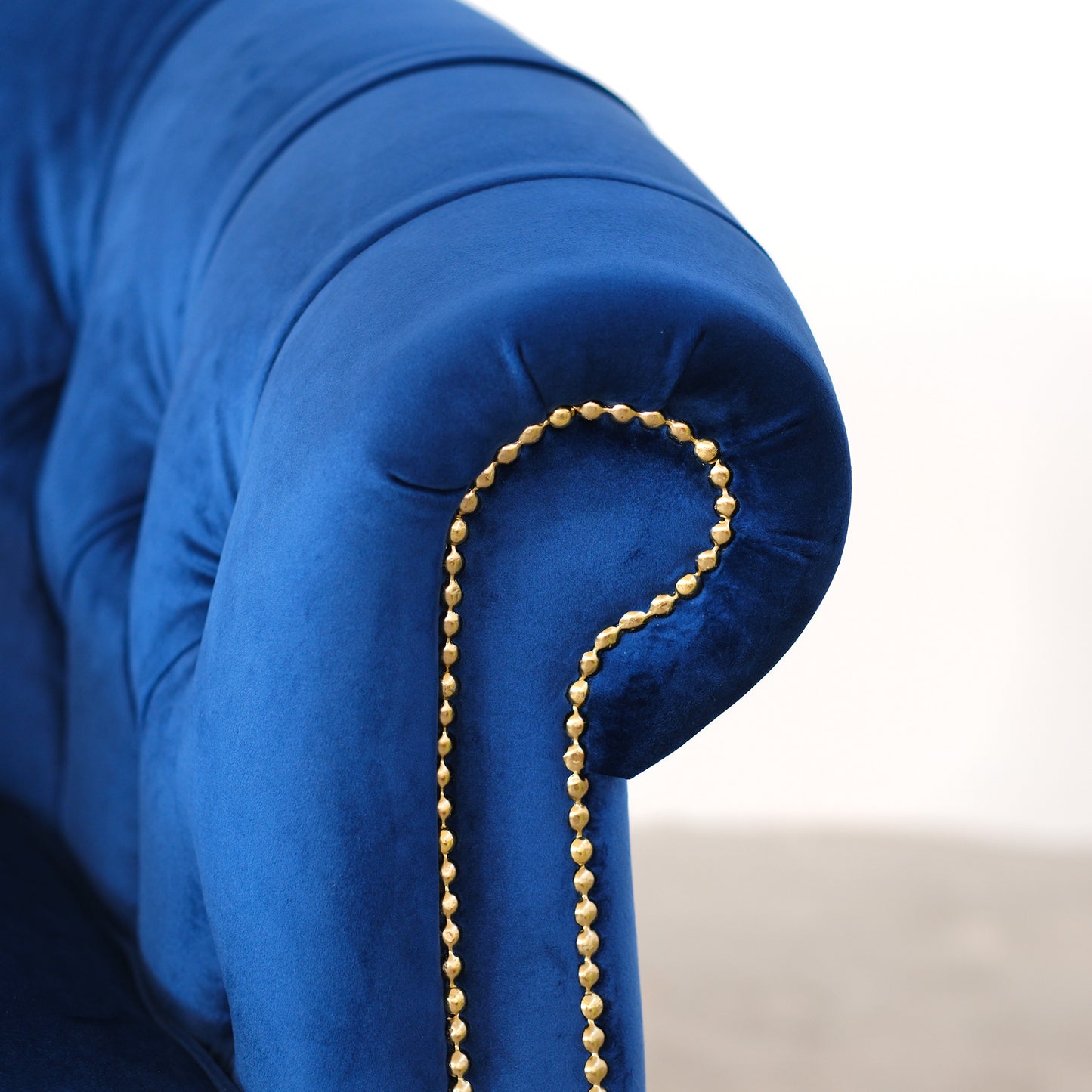 Poltrona Chesterina in velluto blu con gambe e borchie oro