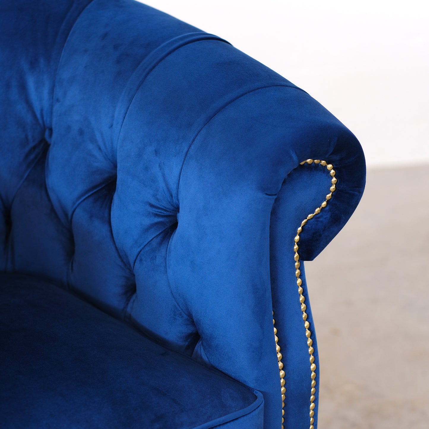 Poltrona Chesterina in velluto blu con gambe e borchie oro