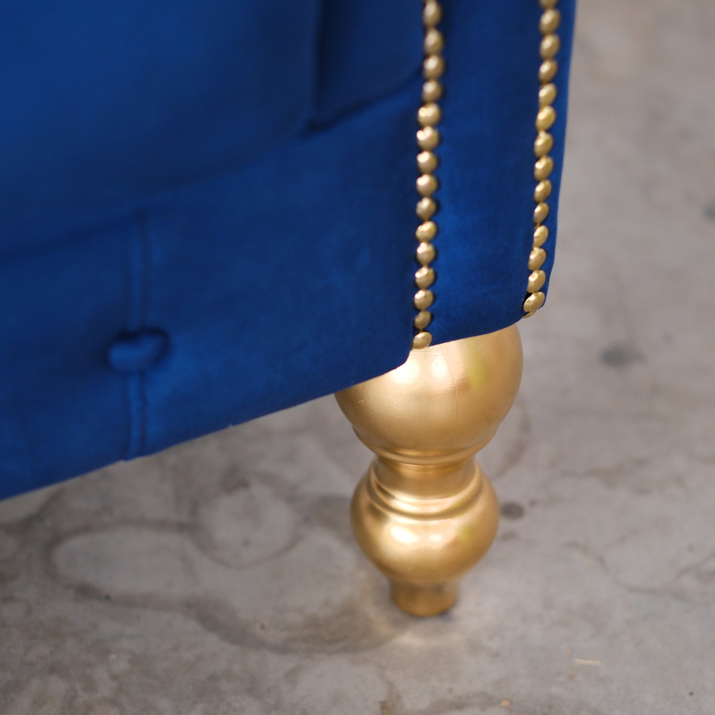 Poltrona Chesterina in velluto blu con gambe e borchie oro