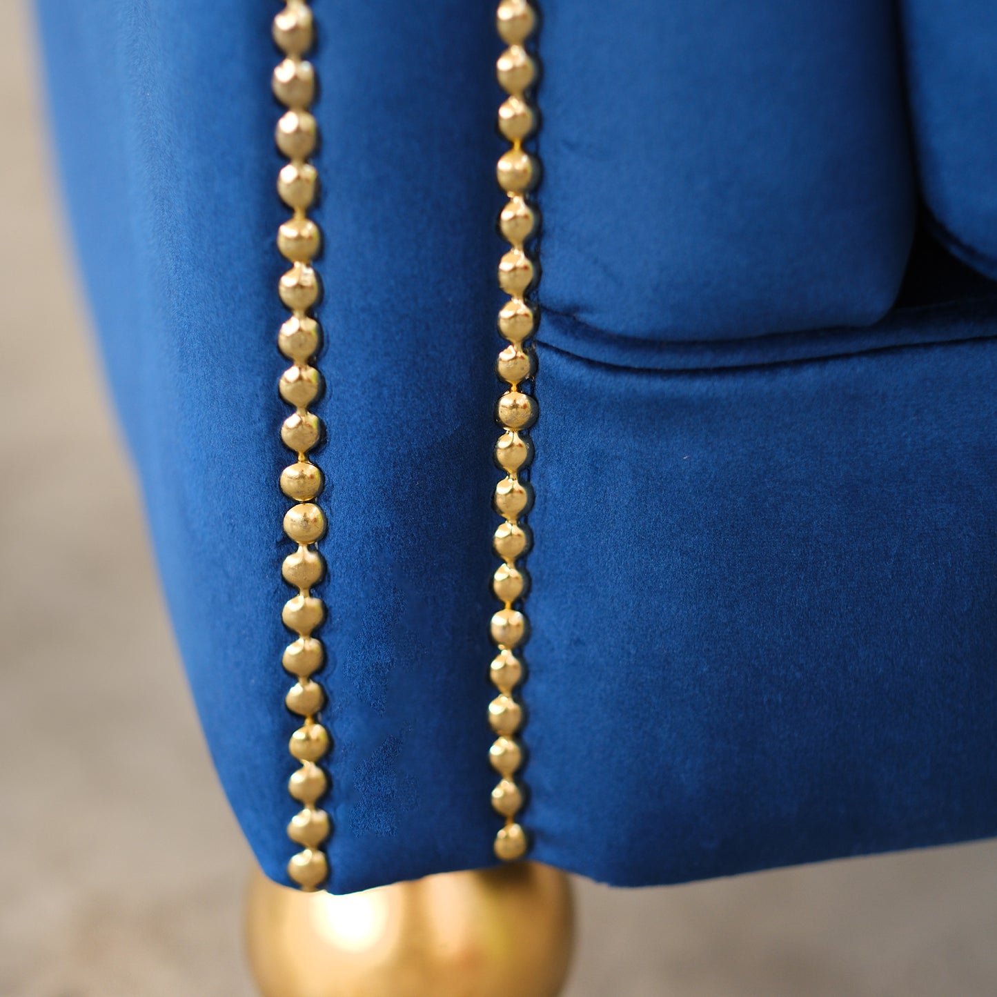 Poltrona Chesterina in velluto blu con gambe e borchie oro