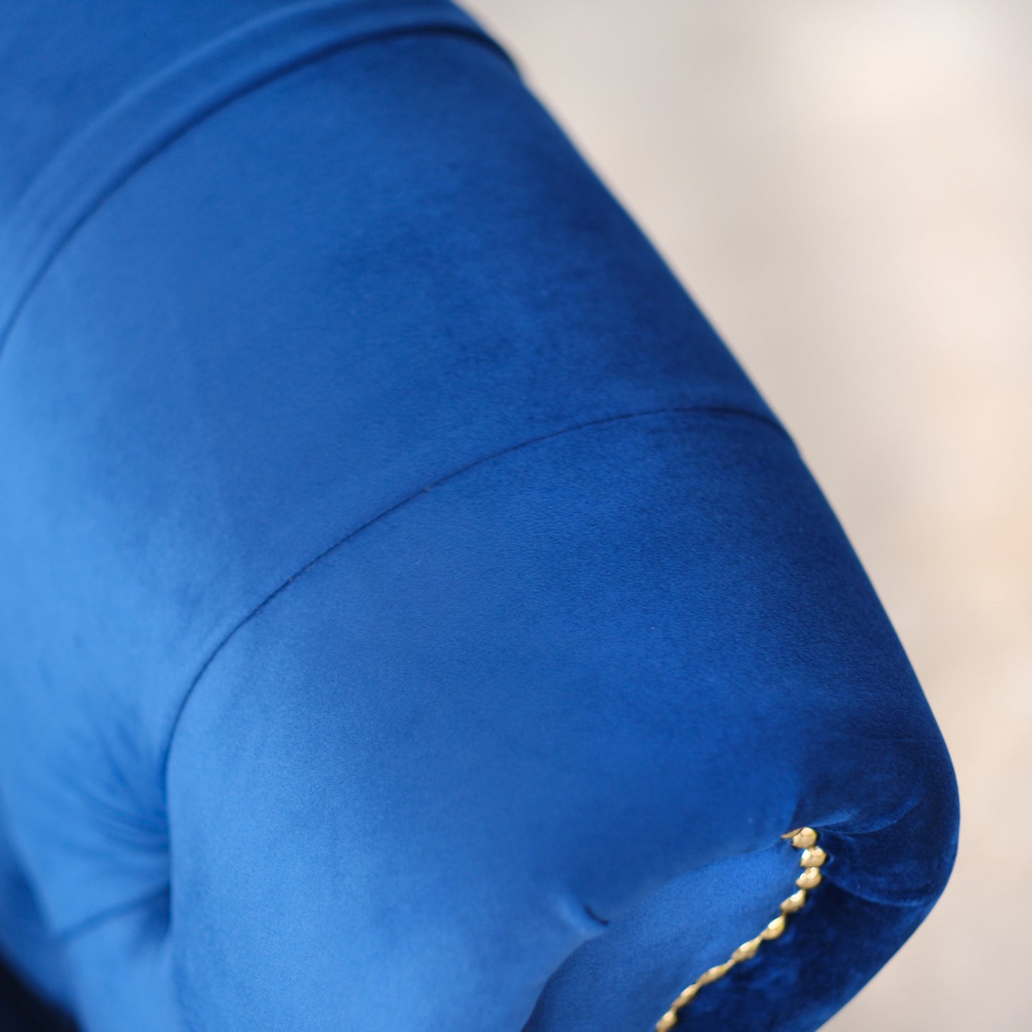 Poltrona Chesterina in velluto blu con gambe e borchie oro