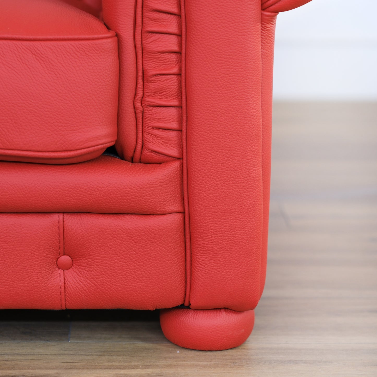 Poltrona Chester pelle fiore rosso Ferrari