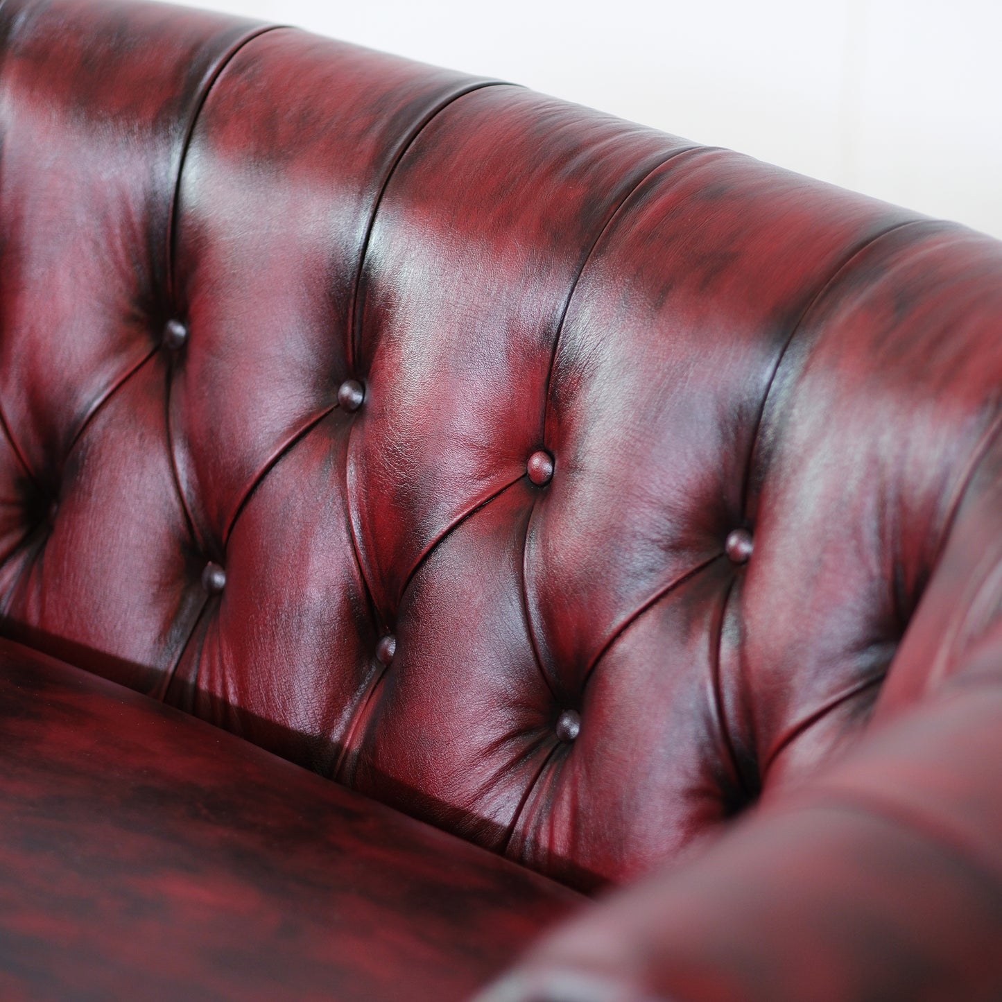 Divano Chesterino in pelle fiore bordeaux stile old America rifinita a mano