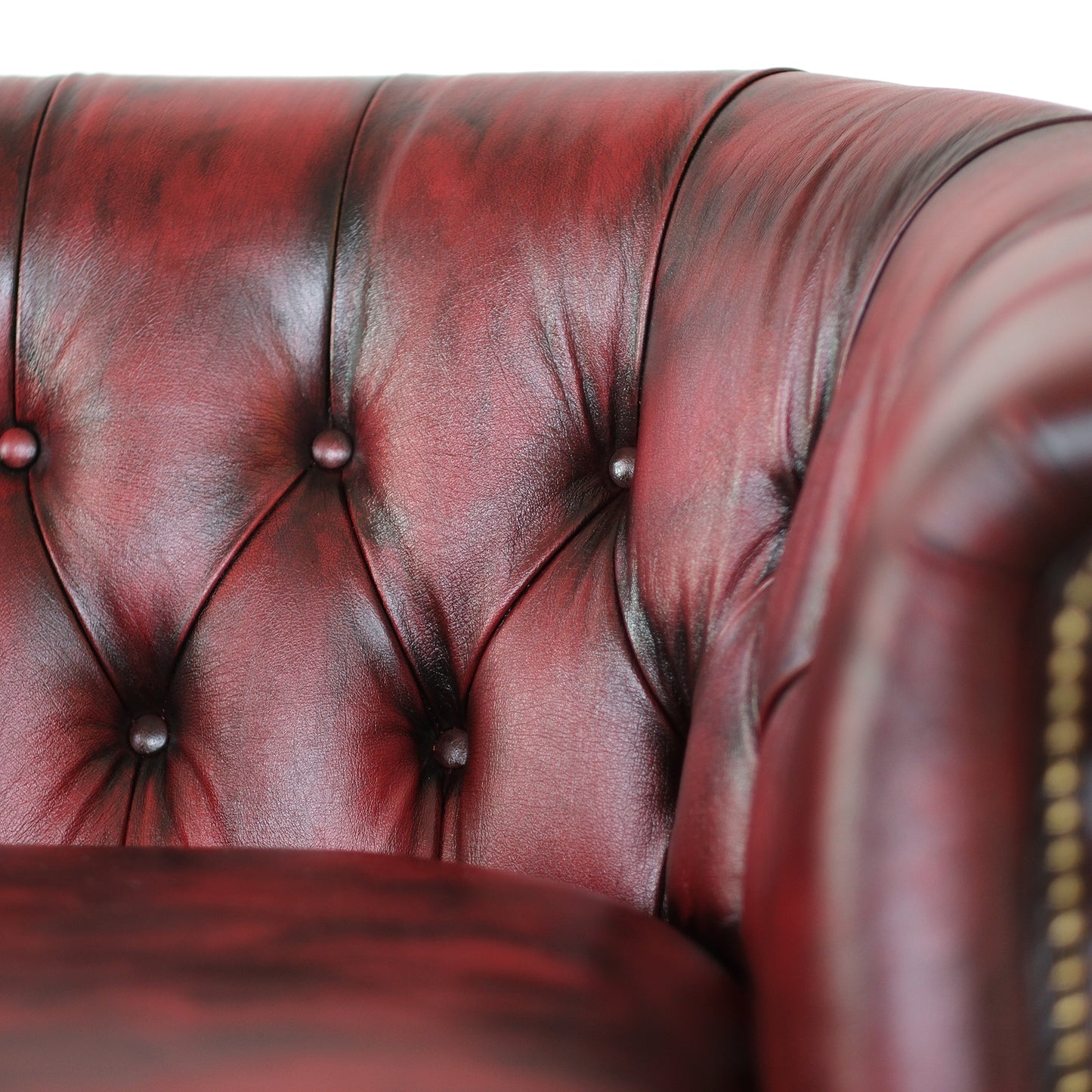 Poltrona Chesterina in pelle bordeaux stile old America rifinita a mano