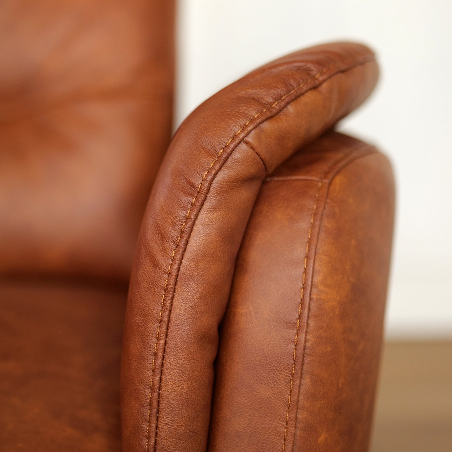 Fauteuil de relaxation électrique pivotant Costanza en cuir pleine fleur brandy