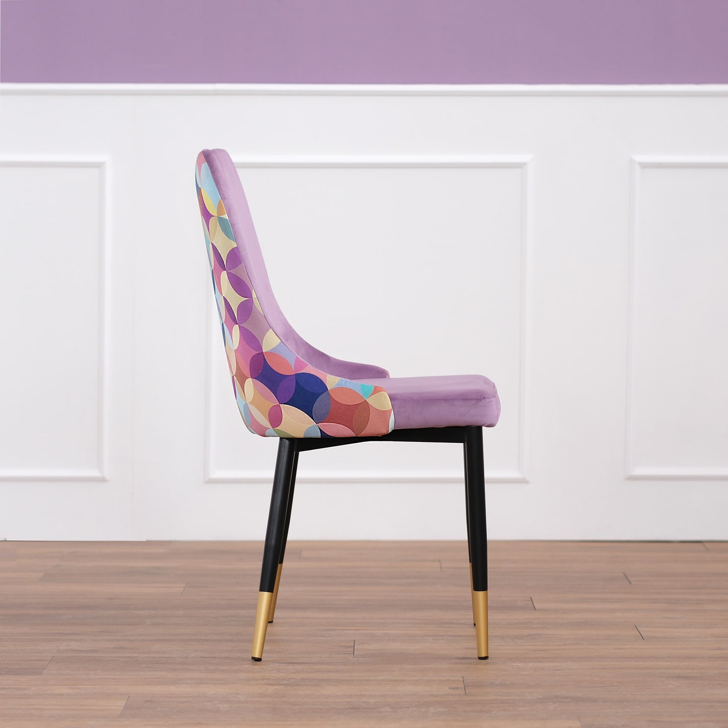 Lot de 2 chaises en velours lilas avec dossier multicolore et pieds en laiton noir - Luvi