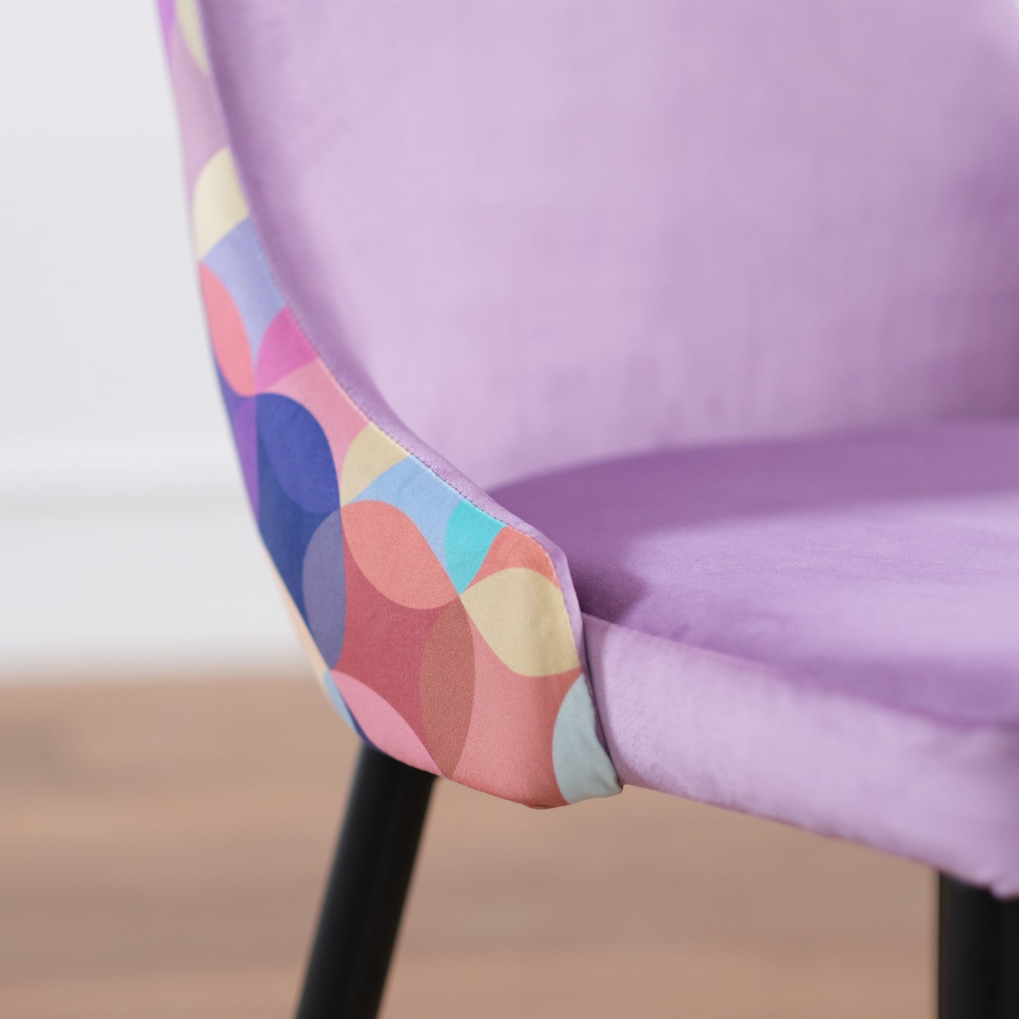 Lot de 2 chaises en velours lilas avec dossier multicolore et pieds en laiton noir - Luvi