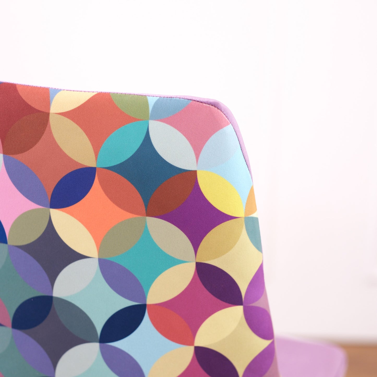 Lot de 2 chaises en velours lilas avec dossier multicolore et pieds en laiton noir - Luvi