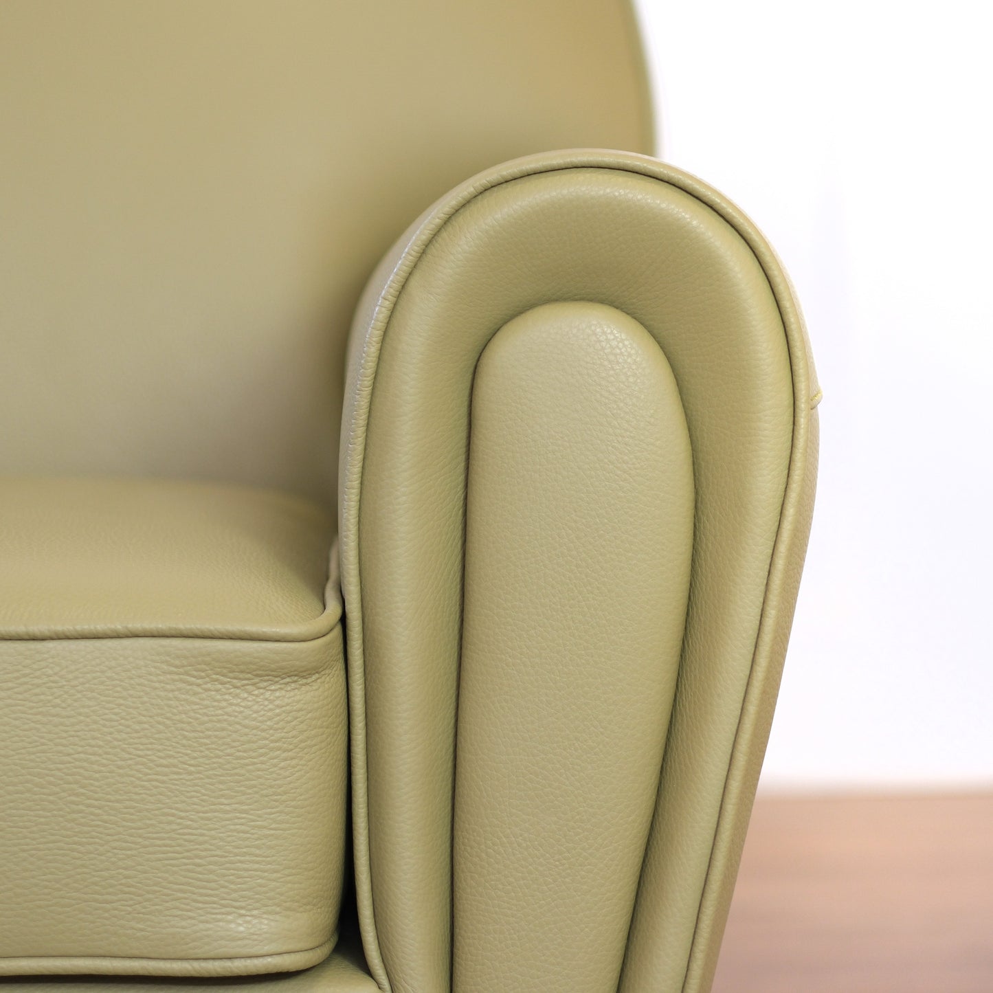 Fauteuil pull up en cuir grainé rouge cerise, modèle Luxury