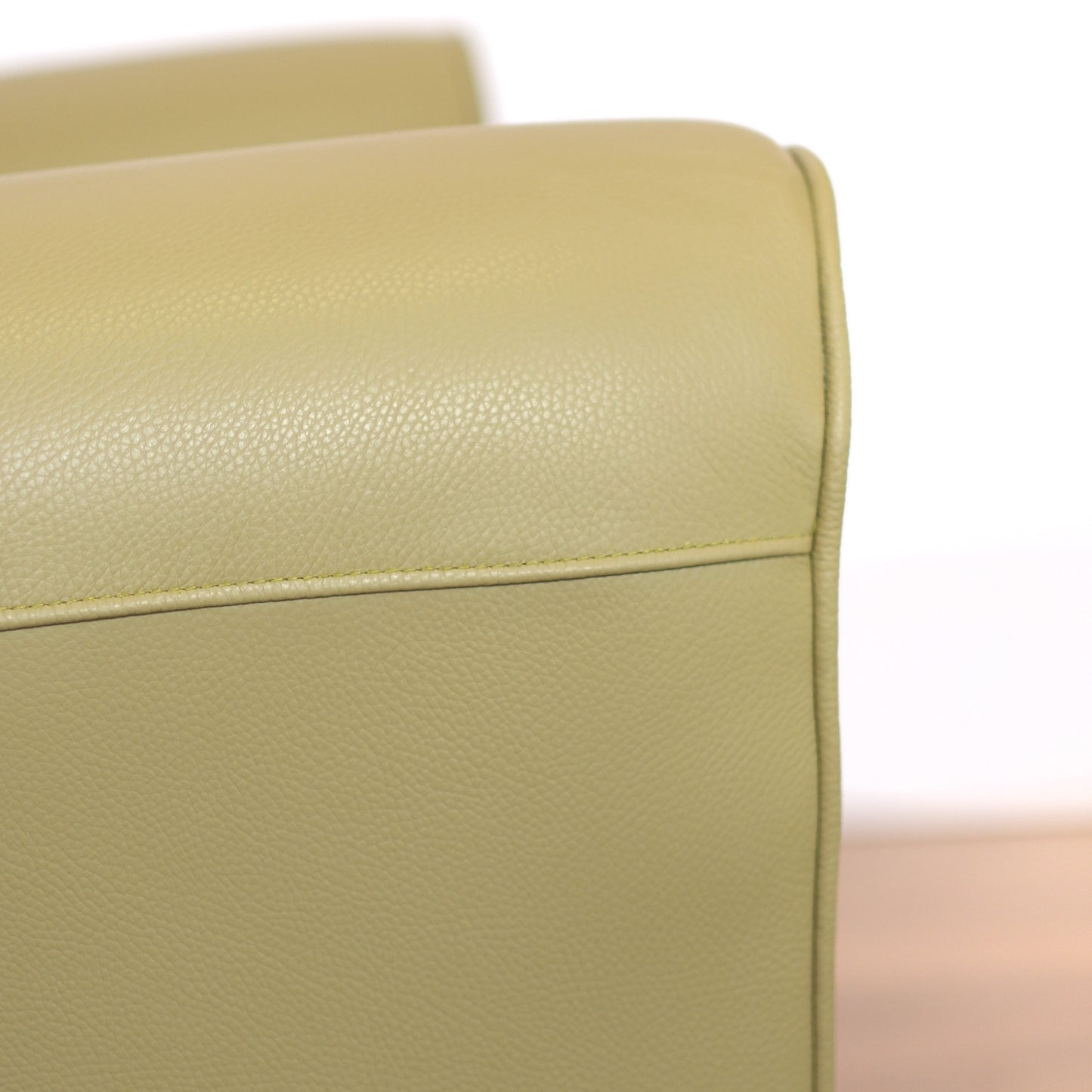 Fauteuil pull up en cuir grainé rouge cerise, modèle Luxury