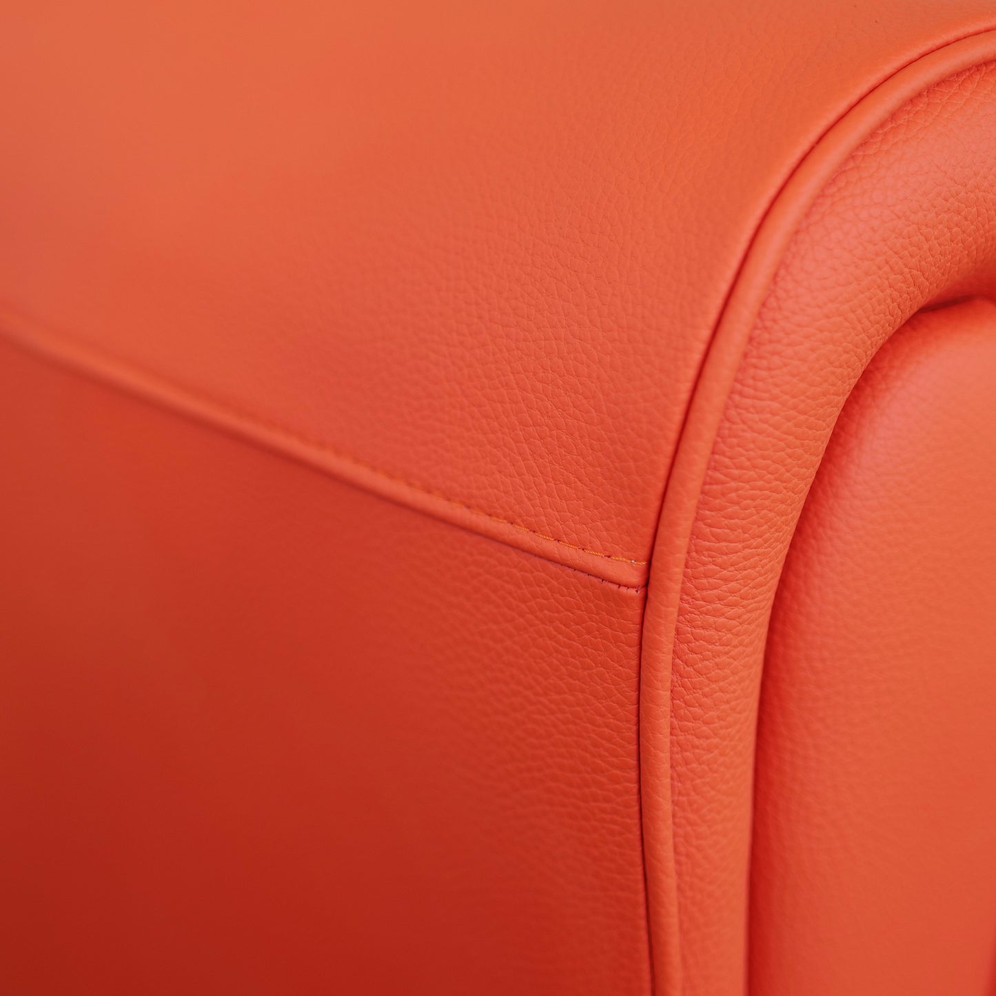 Fauteuil pull up en cuir grainé rouge cerise, modèle Luxury