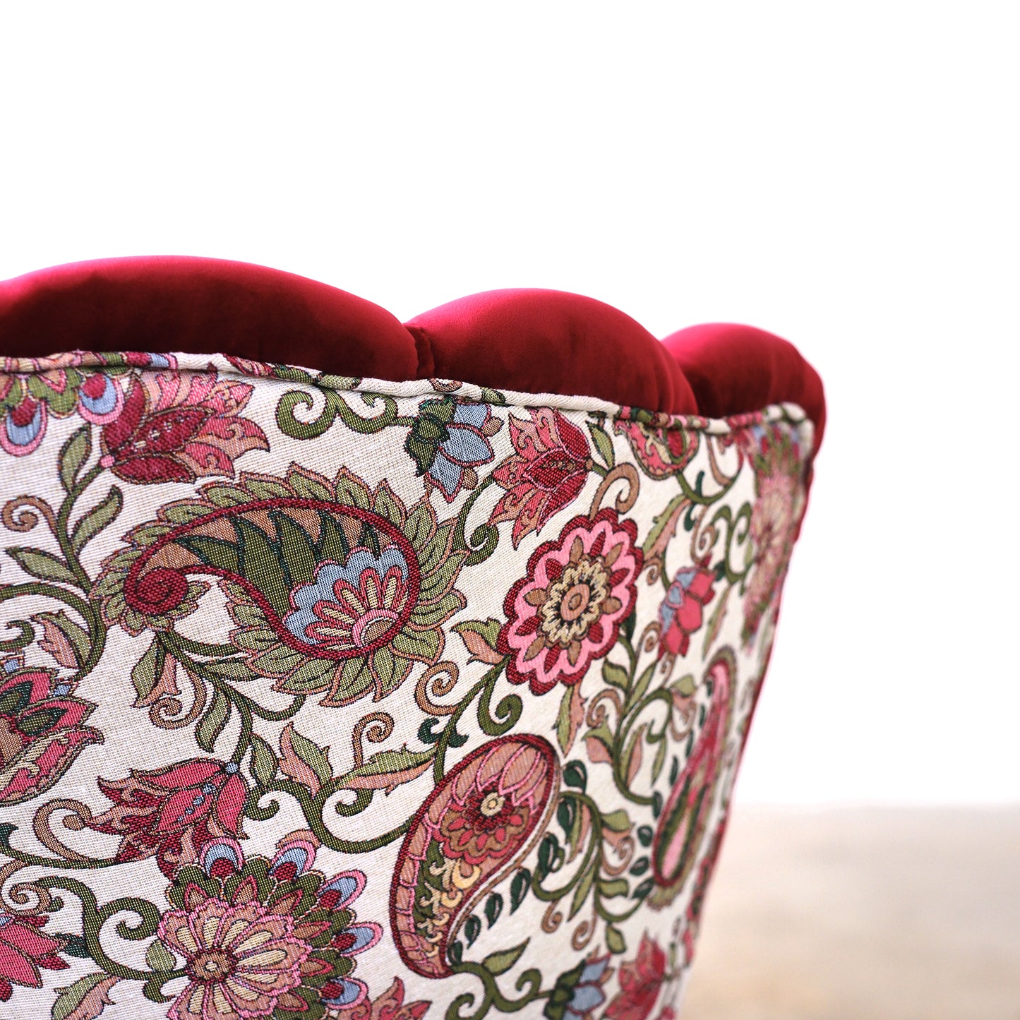 Maia-Sofa aus Vinaccia-Samt, einfarbig oder mit Stoffrücken mit Blumenmuster, goldene Beine