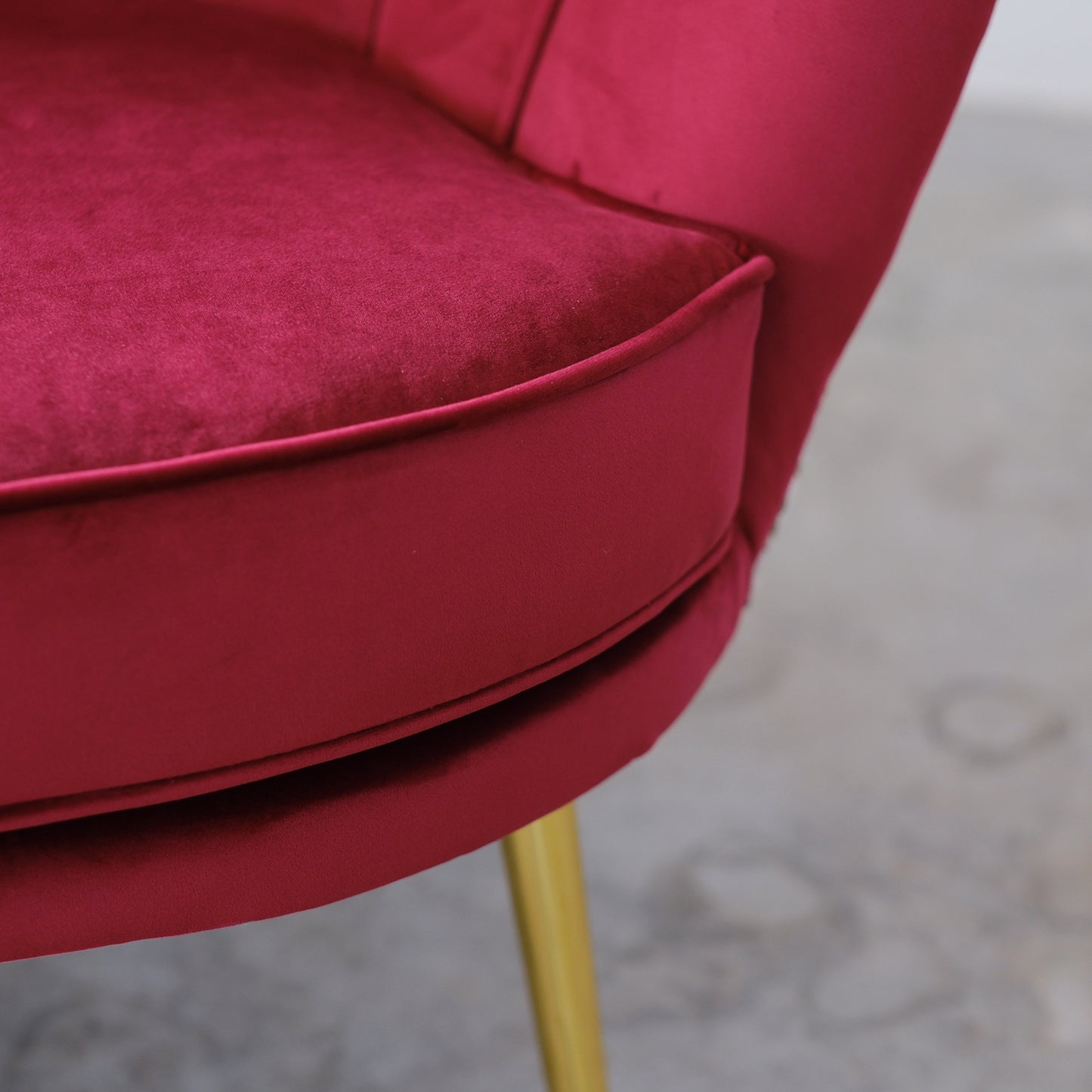 Maia-Sofa aus Vinaccia-Samt, einfarbig oder mit Stoffrücken mit Blumenmuster, goldene Beine