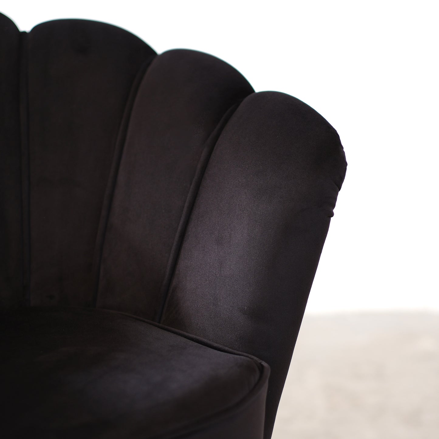 Fauteuil Maia en Velours Noir, Unicolore ou avec Dossier en Microfibre Zèbre, Pieds Noirs avec Détail en Laiton