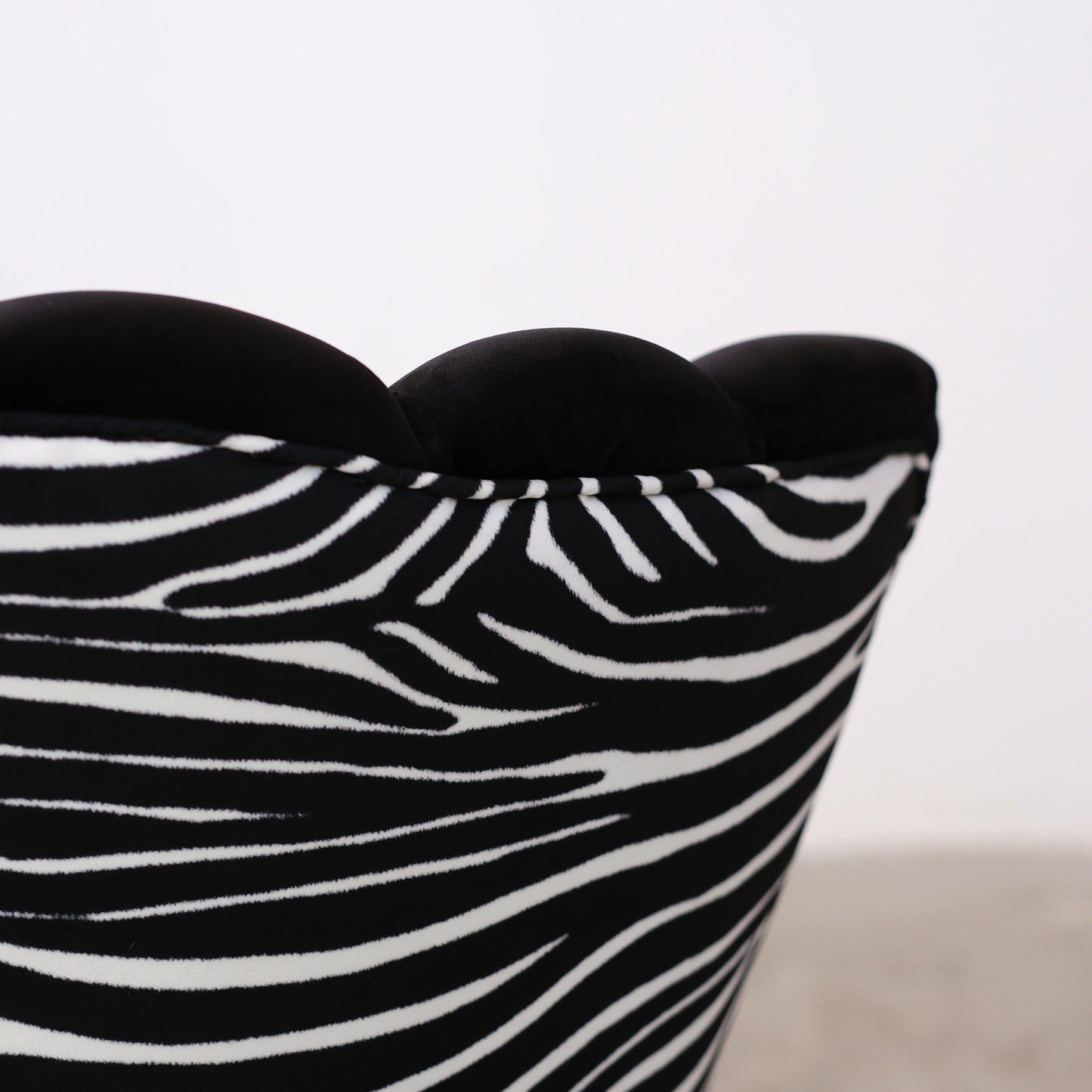 Fauteuil Maia en Velours Noir, Unicolore ou avec Dossier en Microfibre Zèbre, Pieds Noirs avec Détail en Laiton