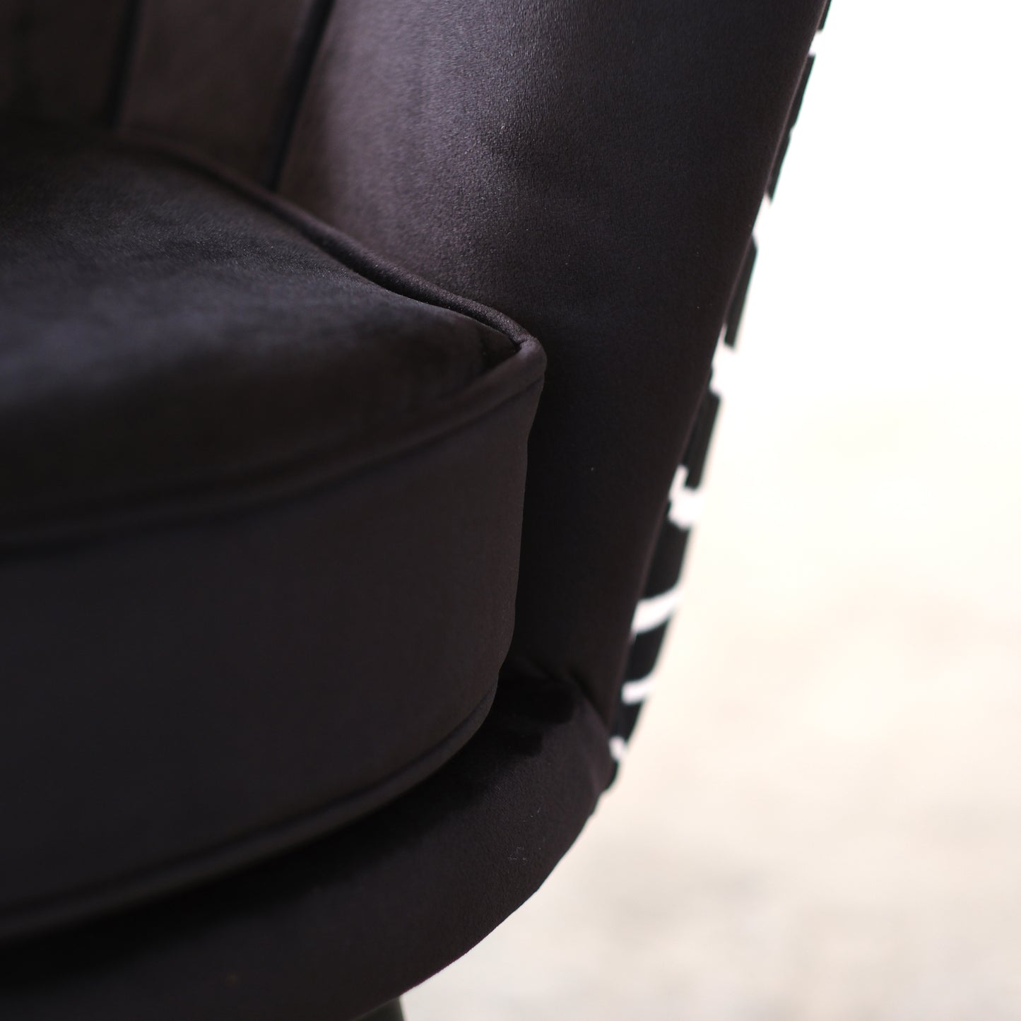 Fauteuil Maia en Velours Noir, Unicolore ou avec Dossier en Microfibre Zèbre, Pieds Noirs avec Détail en Laiton