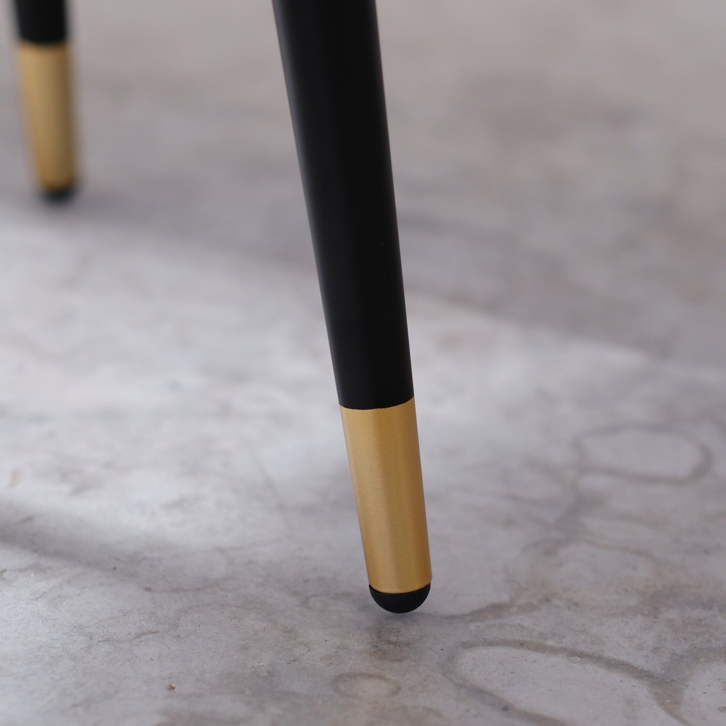 Fauteuil Maia en Velours Noir, Unicolore ou avec Dossier en Microfibre Zèbre, Pieds Noirs avec Détail en Laiton