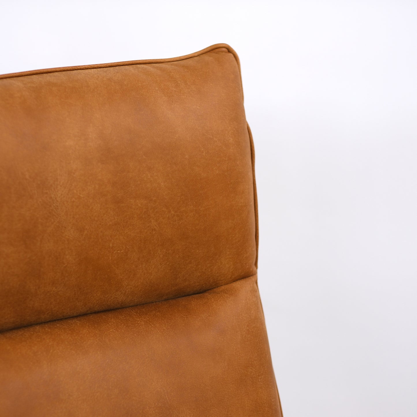 Fauteuil Moma, pivotant 2 moteurs, système autonome de repose-pieds et d'inclinaison du dossier, cuir pleine fleur cognac, piètement rond en métal chromé