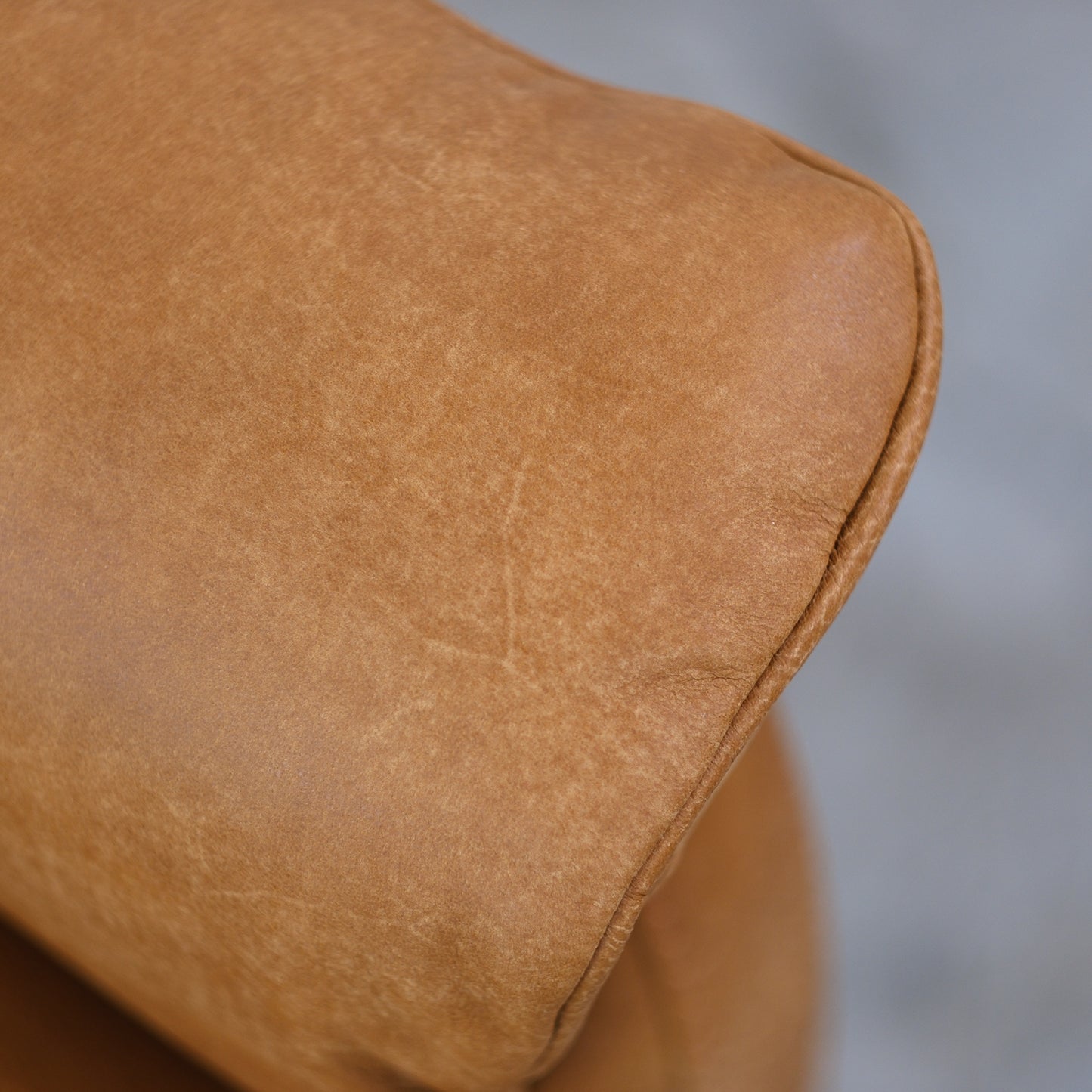 Fauteuil Moma, pivotant 2 moteurs, système autonome de repose-pieds et d'inclinaison du dossier, cuir pleine fleur cognac, piètement rond en métal chromé